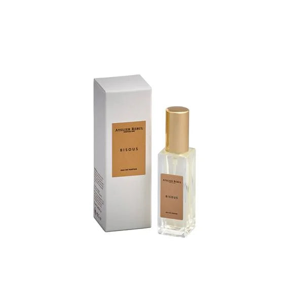 bisous parfumflasche 12 ml in weissgold neben zugehöriger verpackung. weisser hintergrund.