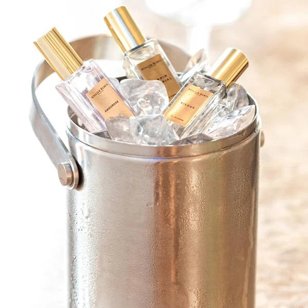 amourose parfum 12 ml in kuebel mit eiswuerfeln. daneben weitere parfumsorten.