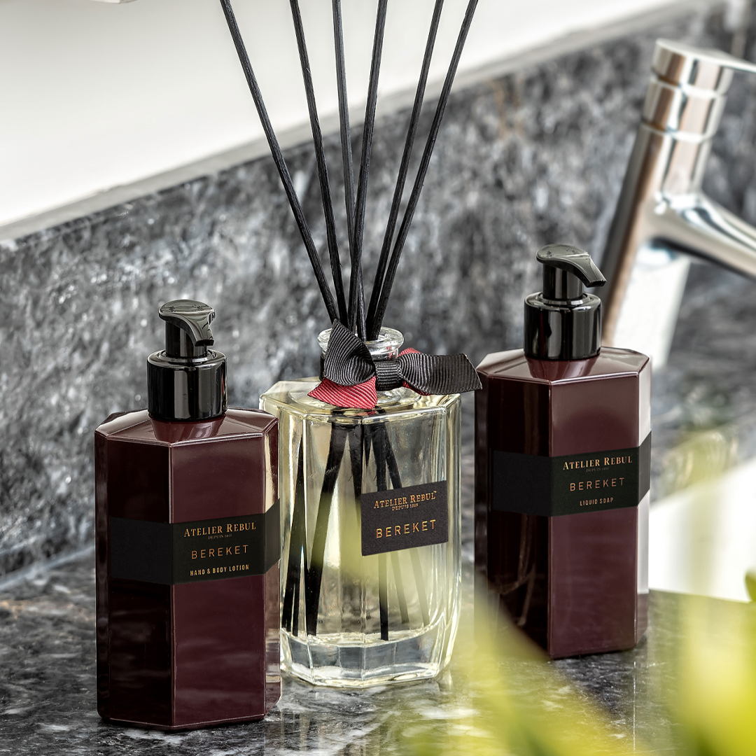 bereket hand- und koerperlotion, raumduft und liquid soap auf marmoflaeche neben dem waschbecken