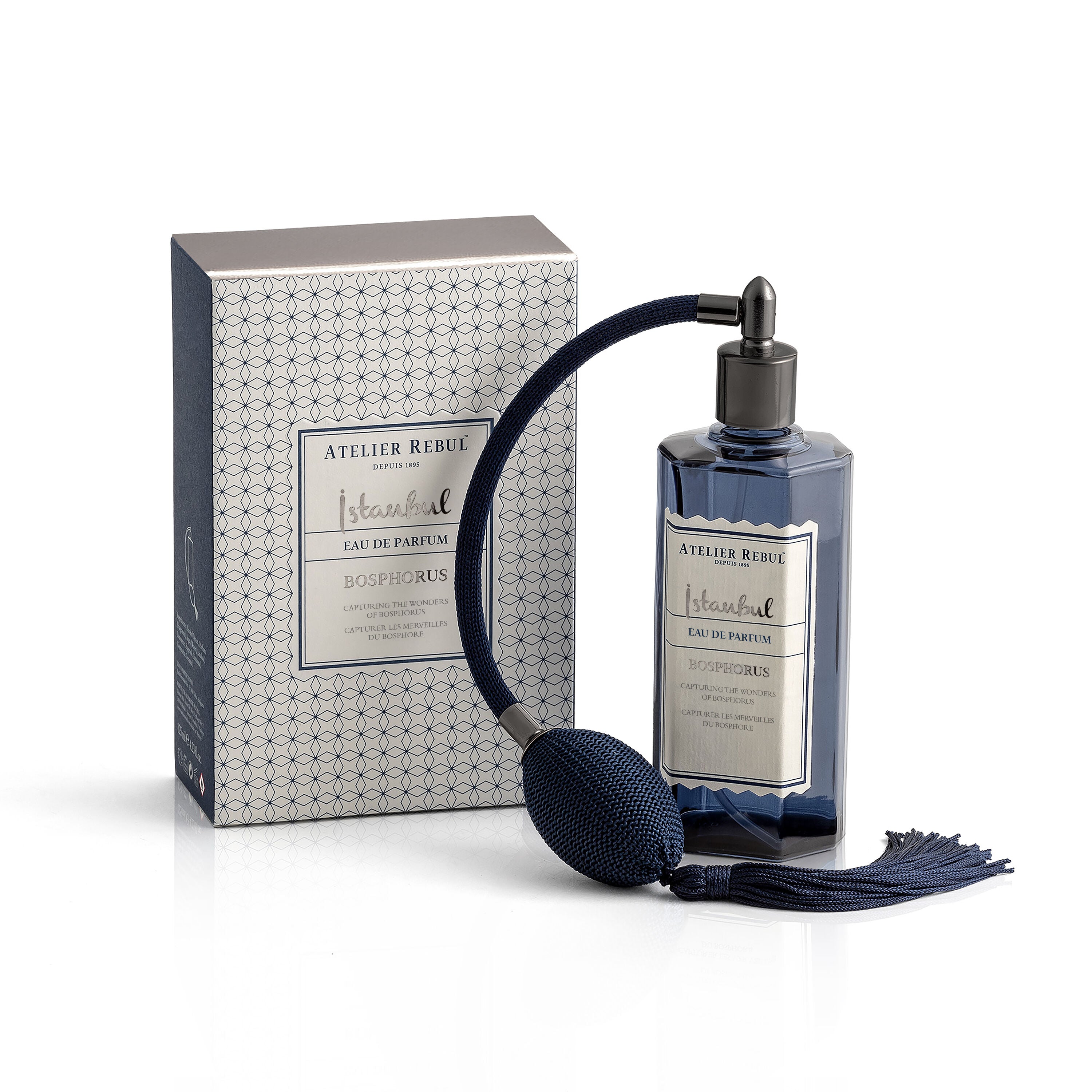 istanbul bosphorus eau de parfum in blauer flasche mit pumpsprayer. weisser hintergrund.