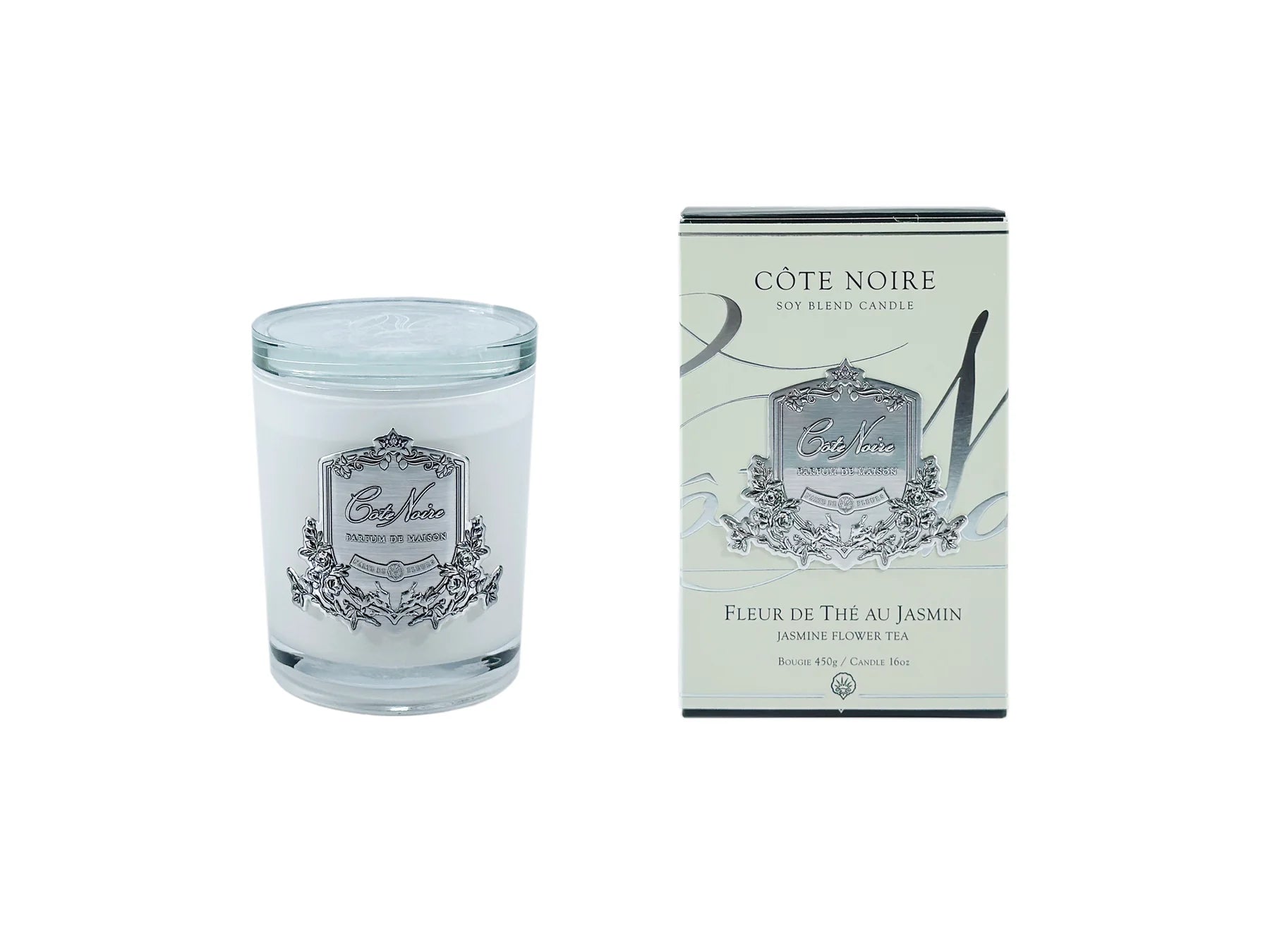 jasmine flower tea duftkerze in weissem glas mit glasdeckel neben verpackung vor weissem hintergrund.