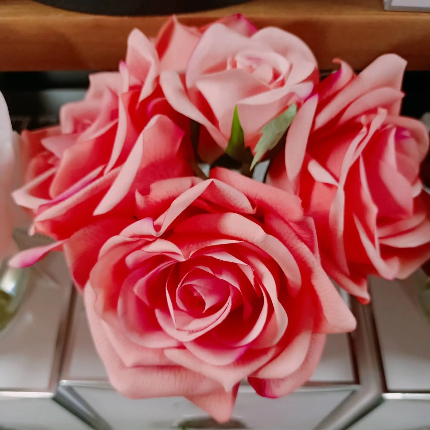 5 rosa duftblumen als nahaufnahme in vogelperspektive.