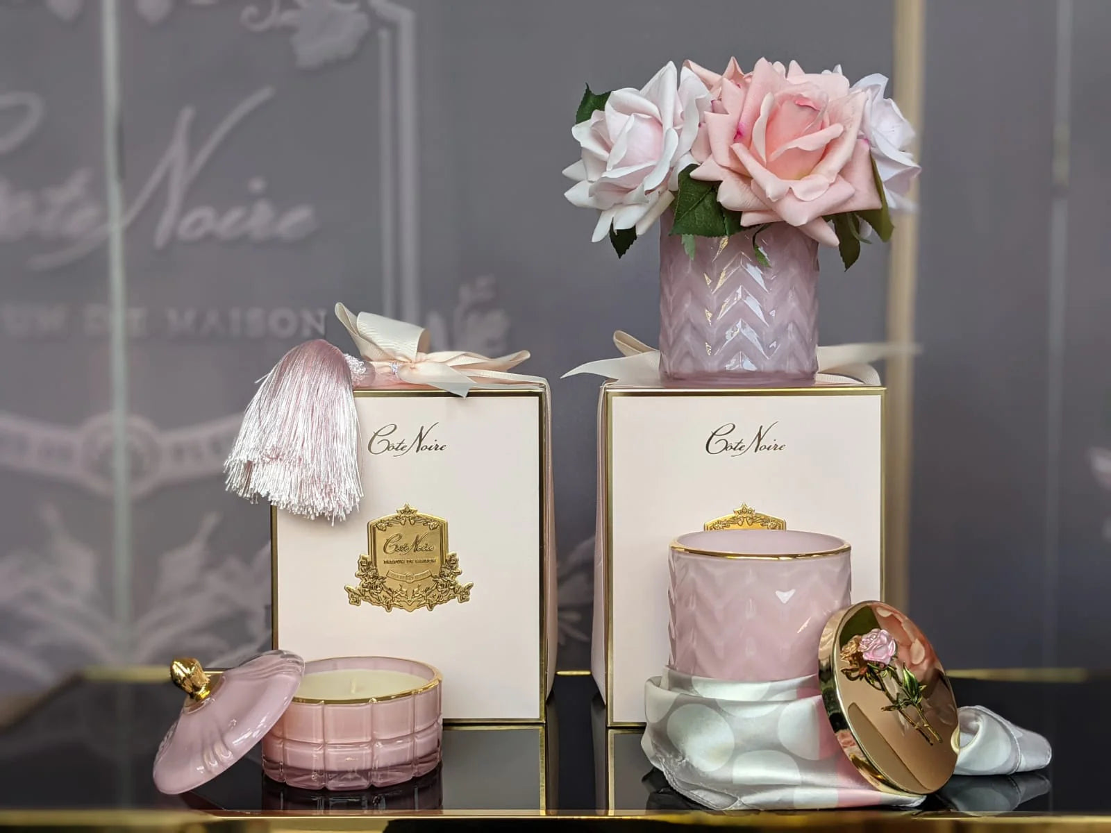 set aus rosa duftkerze und duftblume von cote noire mit geschenkverpackungen.