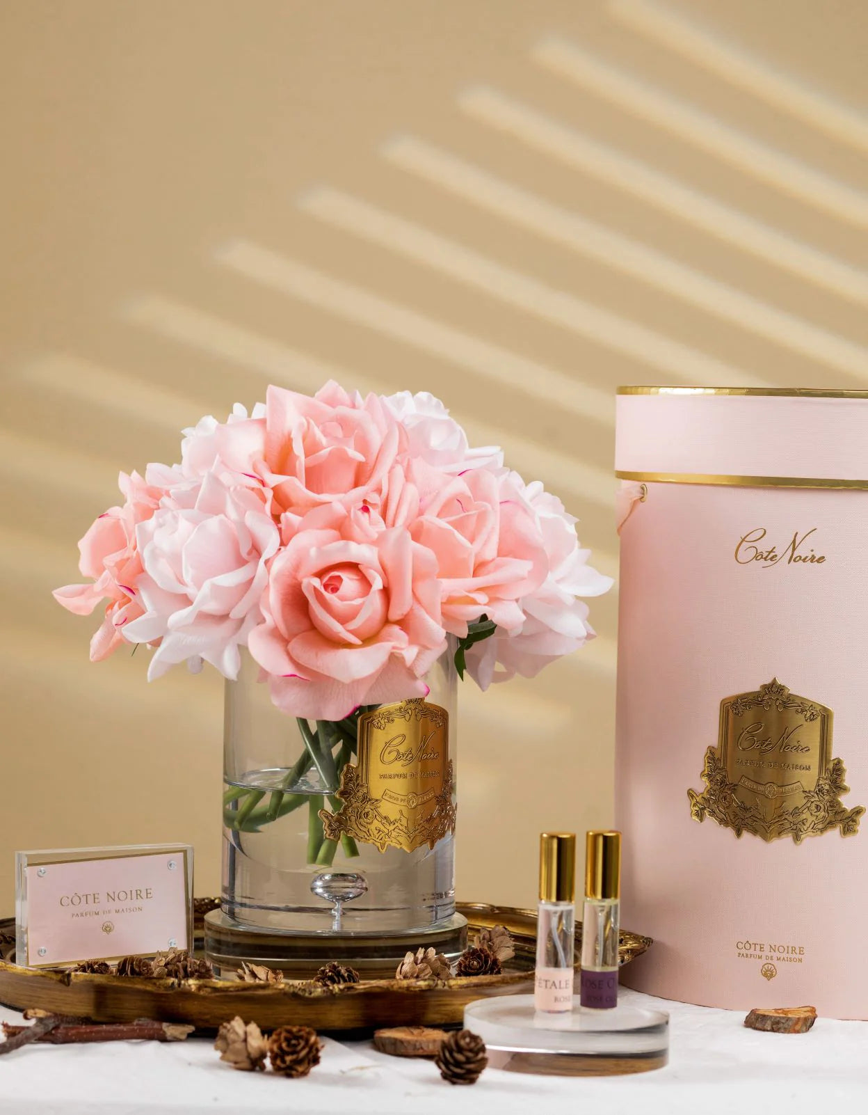 luxury grand bouquet duftblume mit gemischt rosa rosen auf holztablett mit kiefernzapfen.