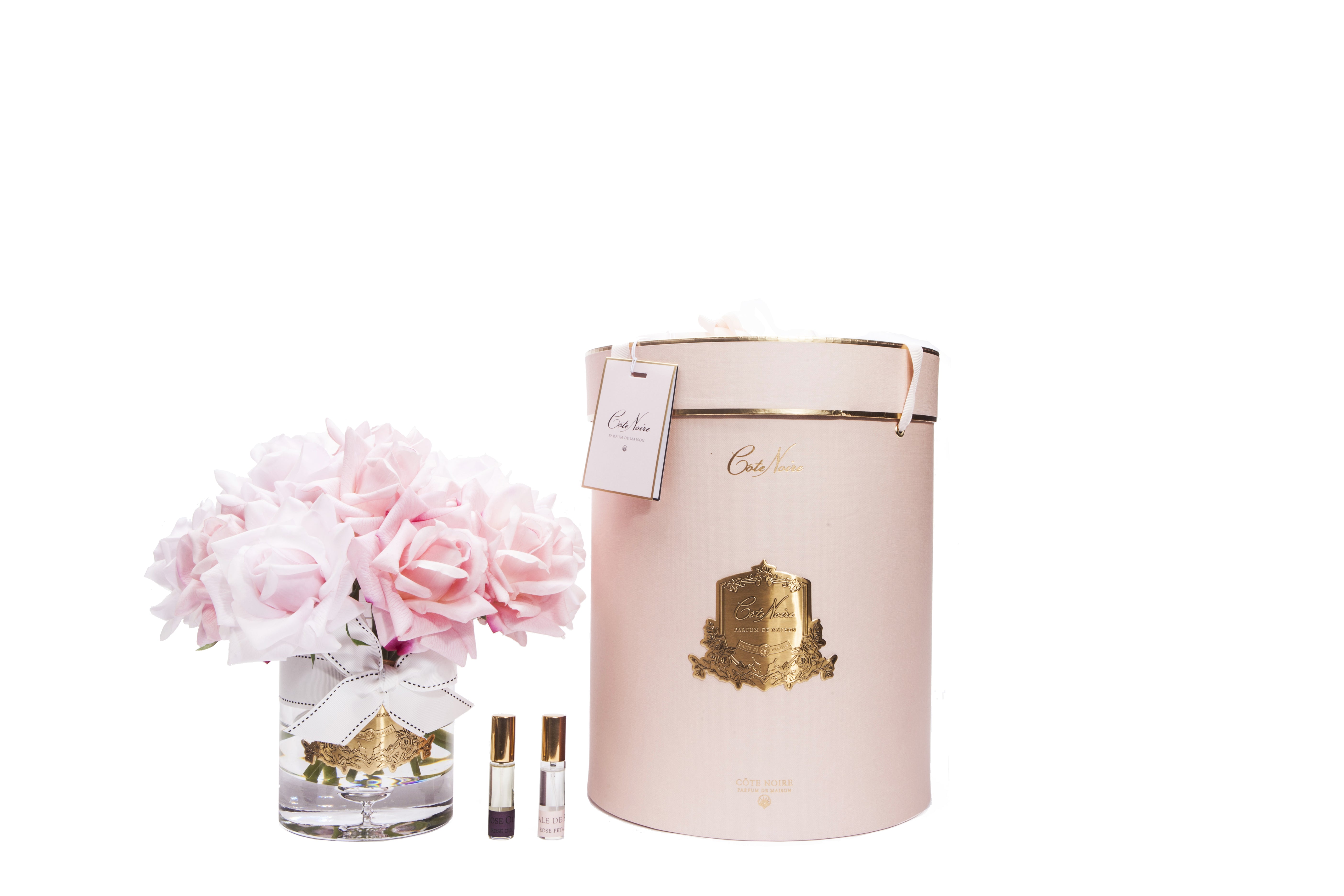 13 pinke rosen arrangiert in einer edlen glasvase, zwei parfumsprays und eine luxurioese runde pinke geschenkbox.