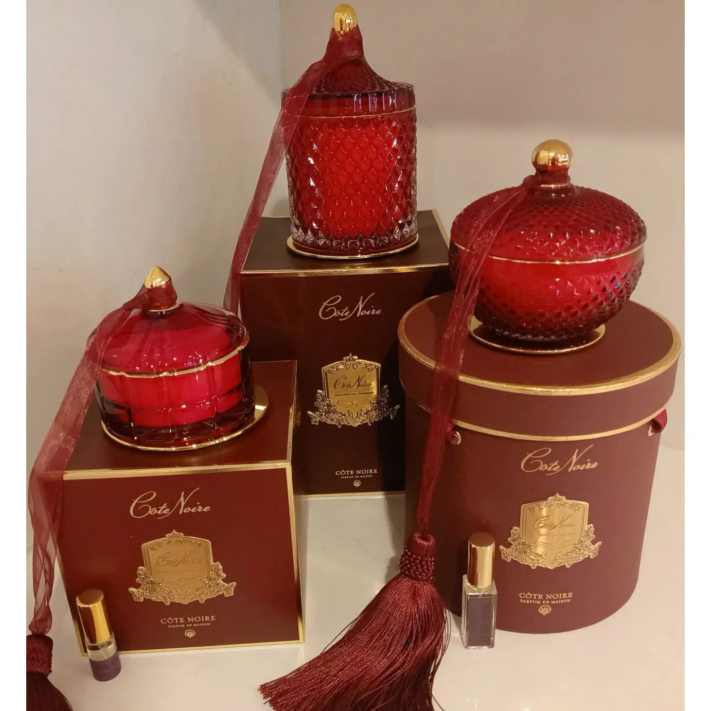 Luxuriöse rote Duftkerze im Art-Deco-Stil mit passender Geschenkbox – Côte Noire Rose Oud.
