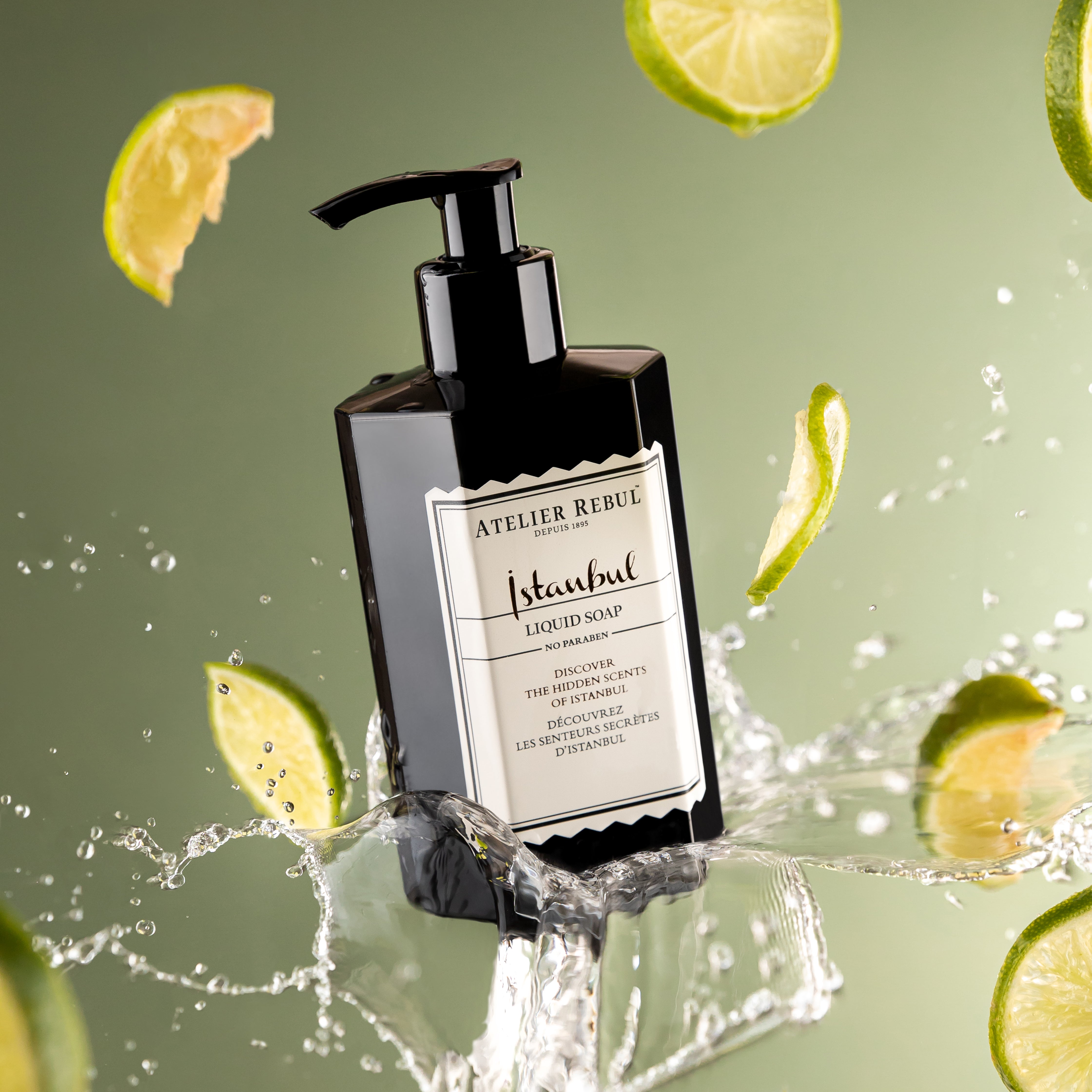 Schwarze Flüssigseife „Istanbul“ von Atelier Rebul mit Limettenscheiben und spritzendem Wasser vor grünem Hintergrund – luxuriöse Pflege mit orientalischem Duft.