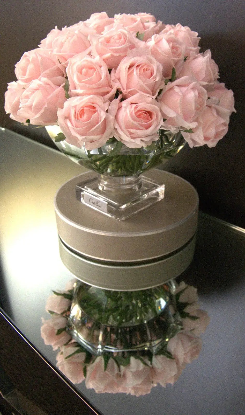 Centrepiece Duftblume – French Pink in Geschenkbox auf Spiegel dekoriert