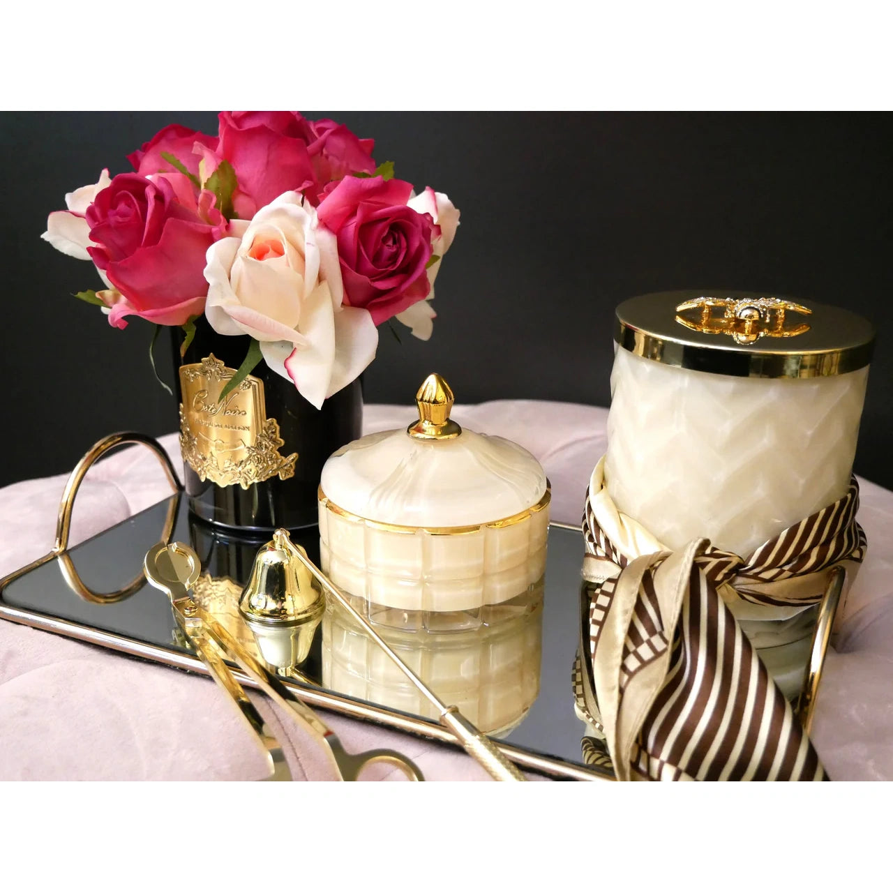 Art Duftkerze Blonde Vanilla mit goldenen Akzenten, Rosenbouquet und edlem Tablett-Arrangement