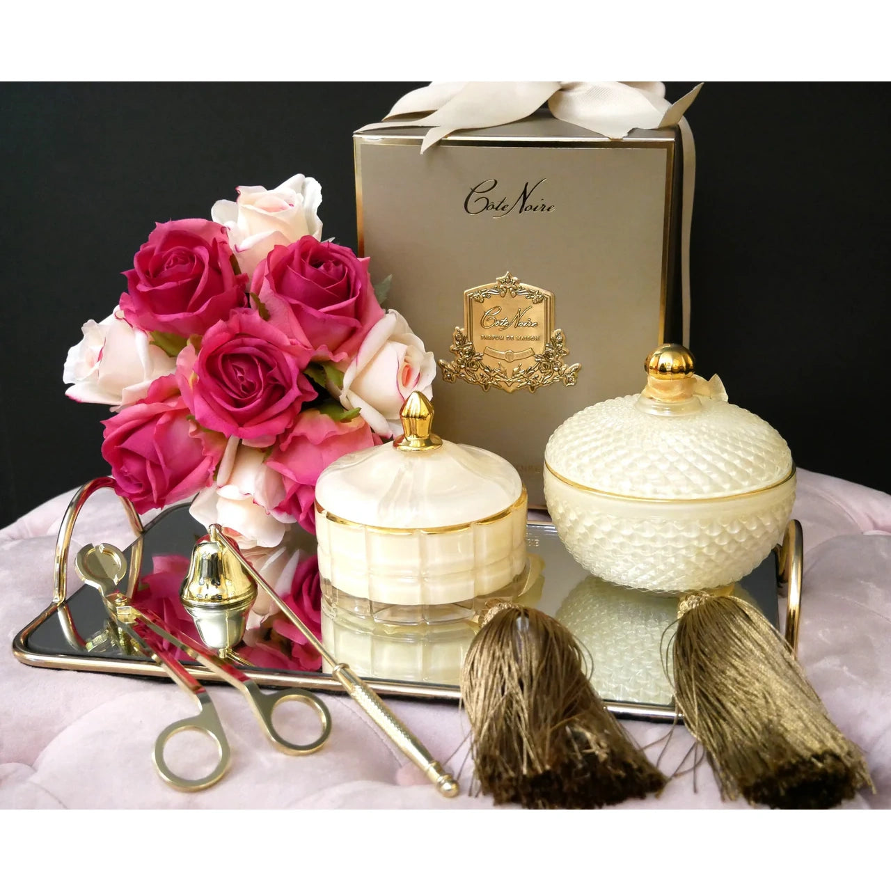 Côte Noire Duftkerze Blonde Vanilla mit goldverziertem Deckel, Tools und Rosen auf Spiegeltablett