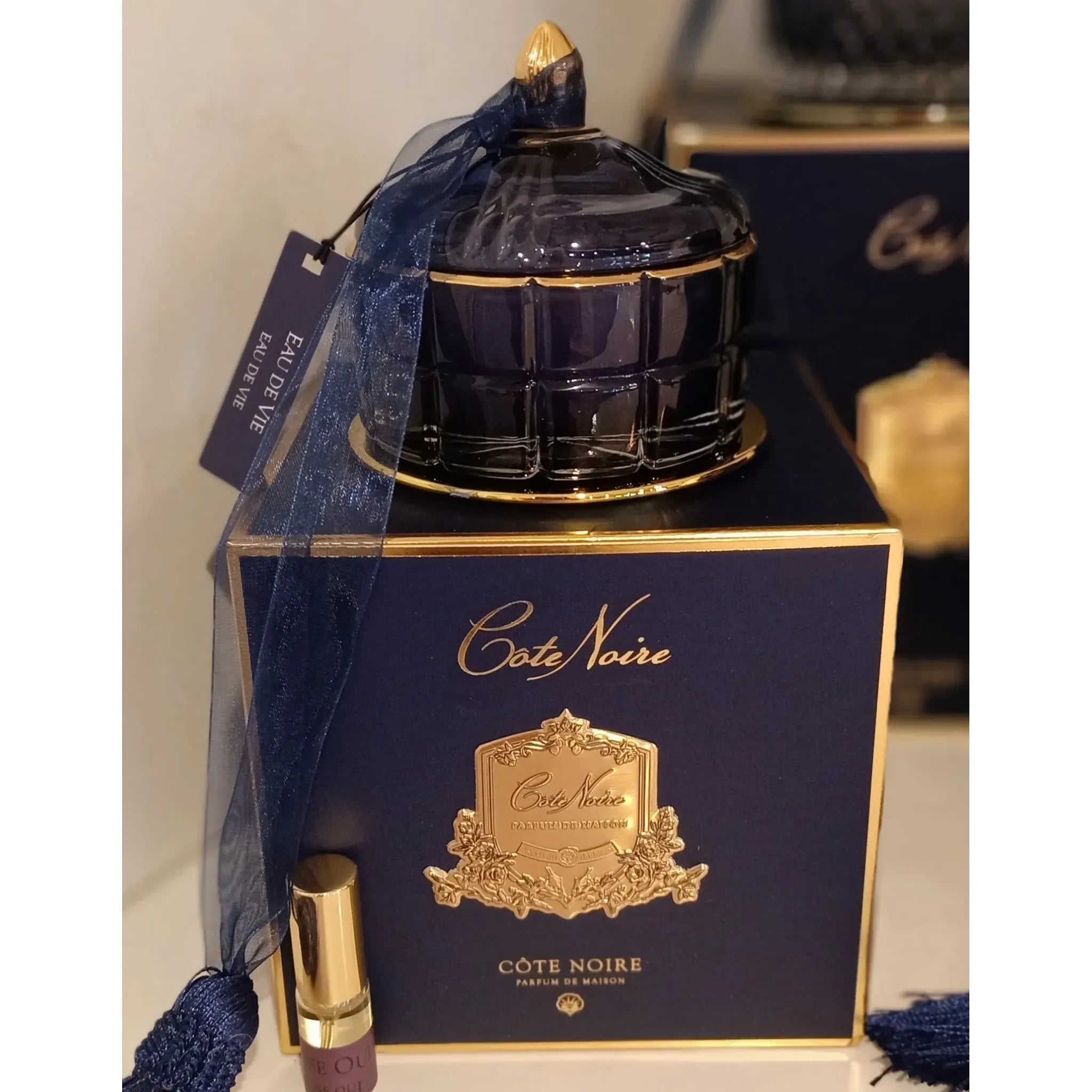 Luxus Duftkerze Eau De Vie mit Geschenkbox in Navy und Gold von Côte Noire