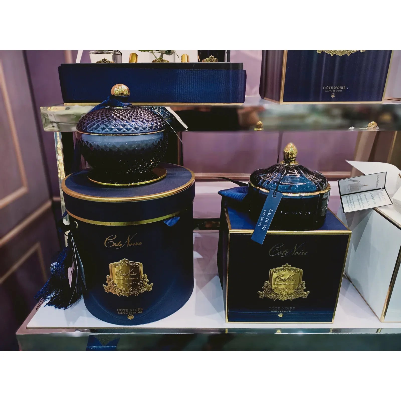 Côte Noire Duftkerze Eau De Vie im Art-Déco-Design mit goldener Verzierung und Quaste