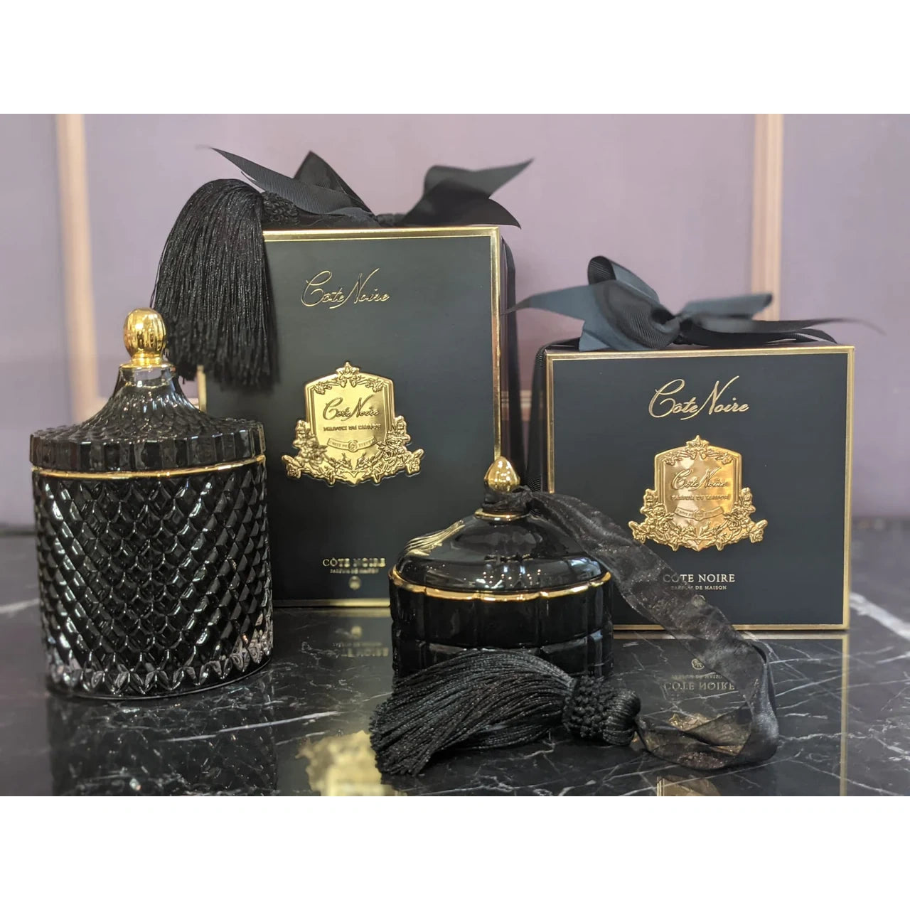 Côte Noire Duftkerze French Morning Tea in Schwarz mit goldener Verzierung, Quaste und Geschenkbox mit Schleife