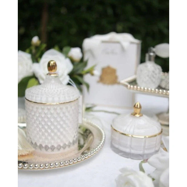 Elegante Duftkerze Jasmine Flower Tea von Côte Noire auf silbernem Tablett, umgeben von weißen Blumen und Geschenkverpackung