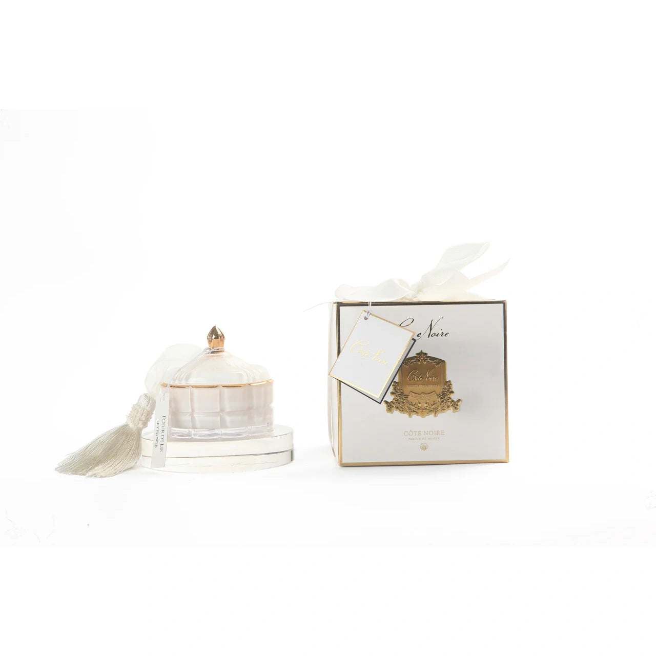 Côte Noire Duftkerze Jasmine Flower Tea in Glas mit goldener Verzierung, weißer Quaste und passender Geschenkbox mit Schleife