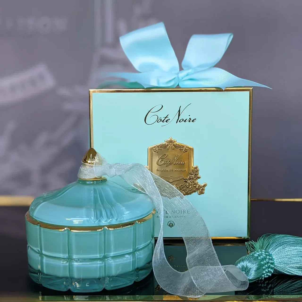 Cote Noire Persian Lime Duftkerze in türkisfarbener Geschenkbox mit Schleife und goldener Prägung