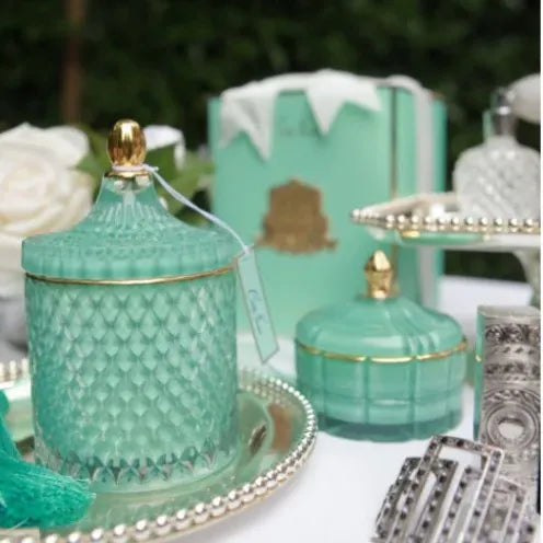 Türkisfarbene Cote Noire Duftkerze Persian Lime in edlem Glas mit goldener Verzierung auf versilbertem Tablett