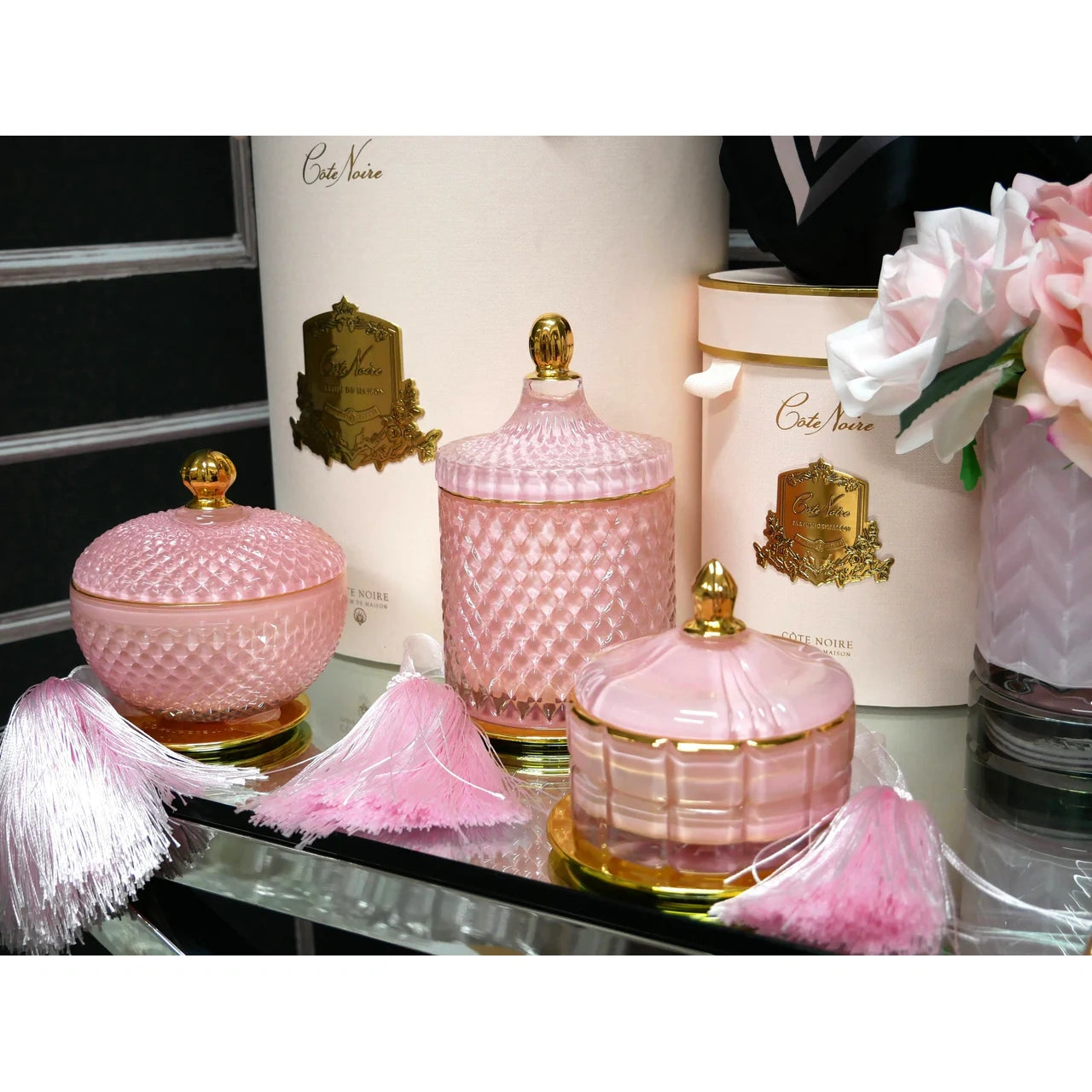 Drei Côte Noire Duftkerzen Pink Champagne mit glänzender Quaste und luxuriösem Art-Déco-Design