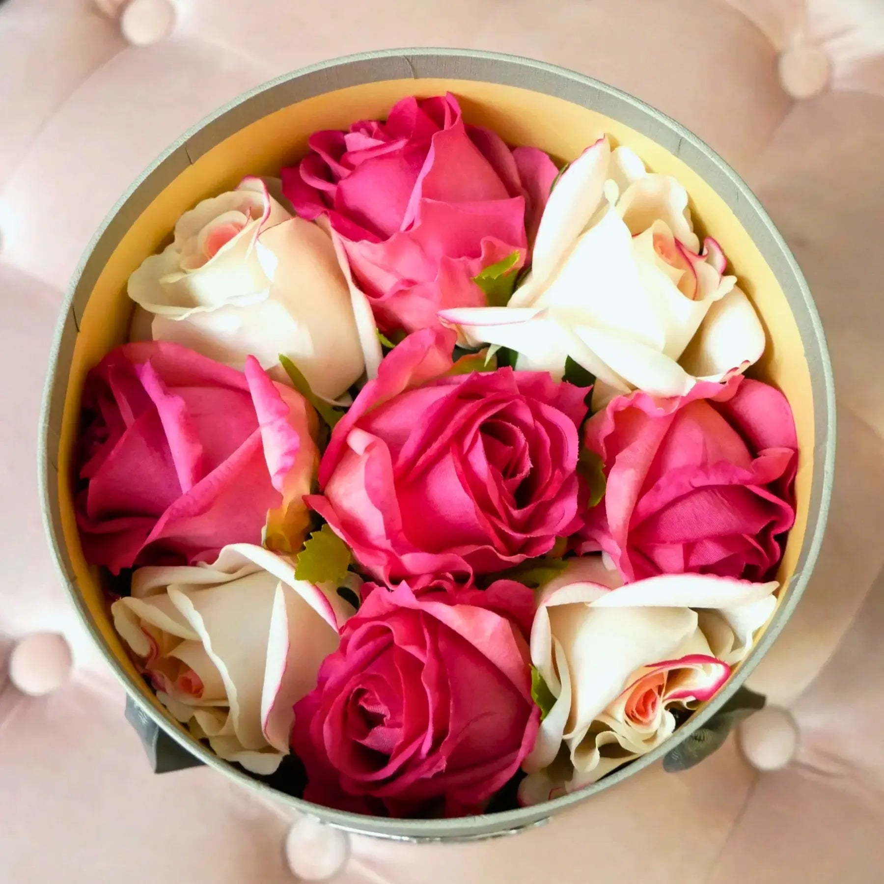 Runde Geschenkbox mit detailreich arrangierten Duftrosen in Magenta & Blush – exklusive Duftblumen für Muttertag oder Geburtstag.