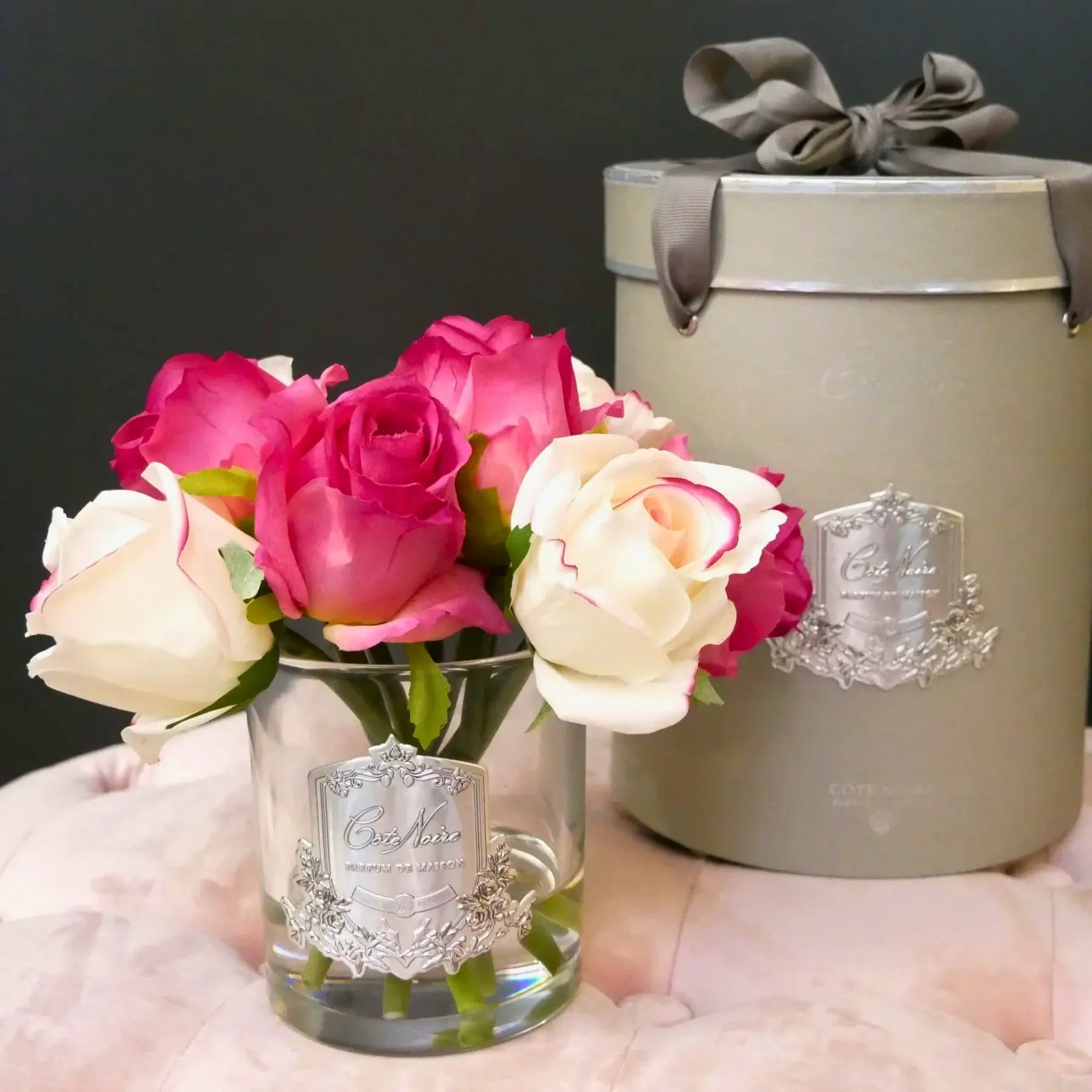 Edles Duftrosen-Arrangement mit silberner Geschenkbox – perfekte Duftblumen für Wohnzimmer oder Badezimmer, verleiht jedem Raum stilvolle Frische.