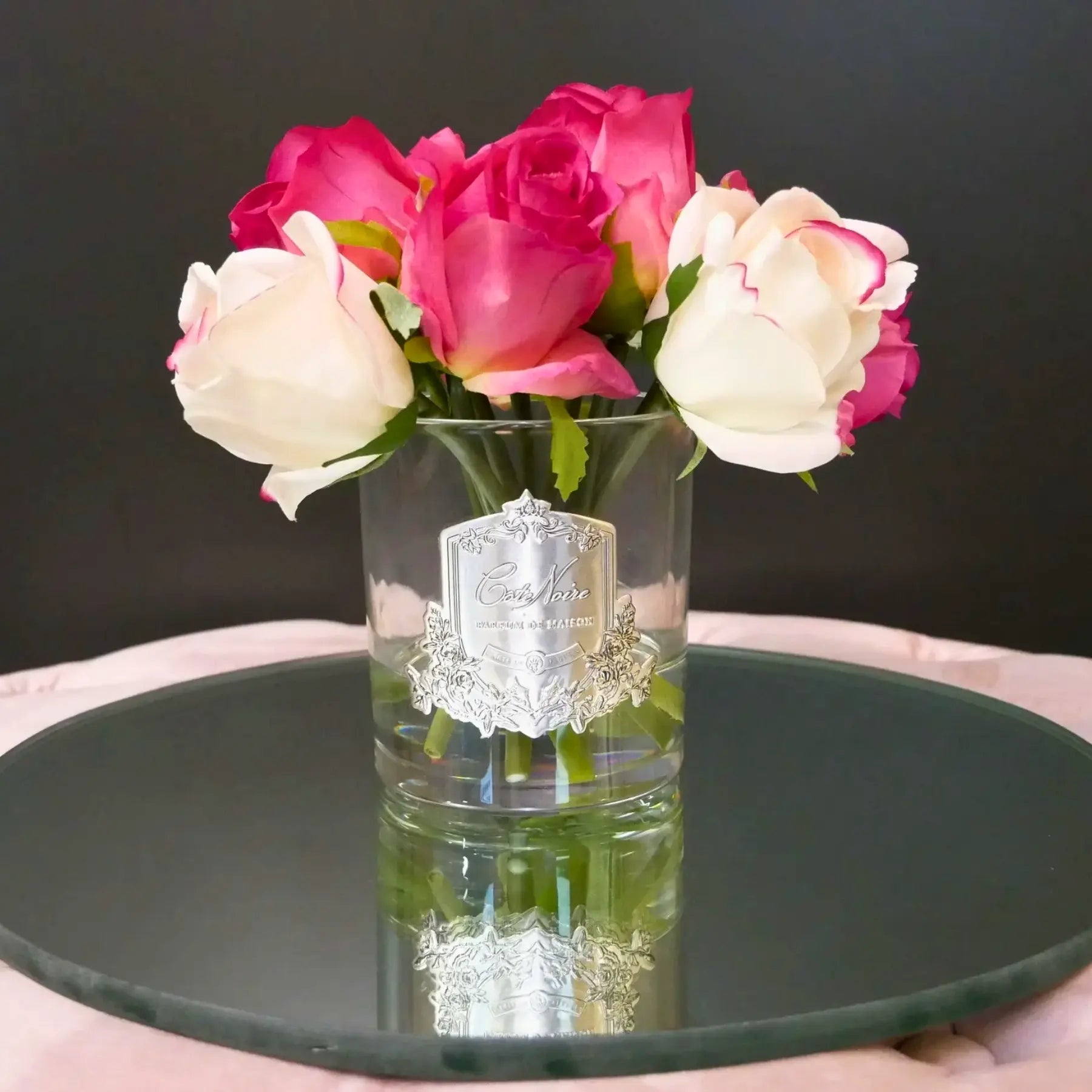 Rose Bouquet in edlem weißen Glas mit Silberemblem – dekorative Duftblumen für Zuhause oder das Büro, ideal für Duftblumen Dekoration.