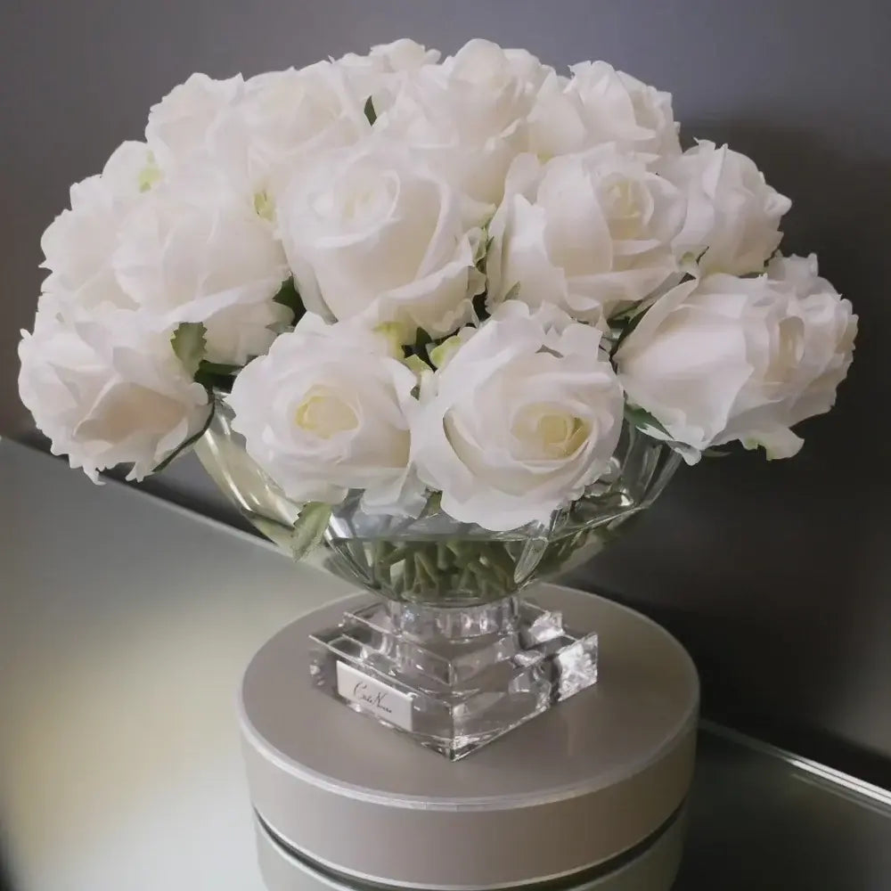 Dekorative weiße Duftrosen in eleganter Vase – kunstvolle Duftblumen Dekoration mit Stil