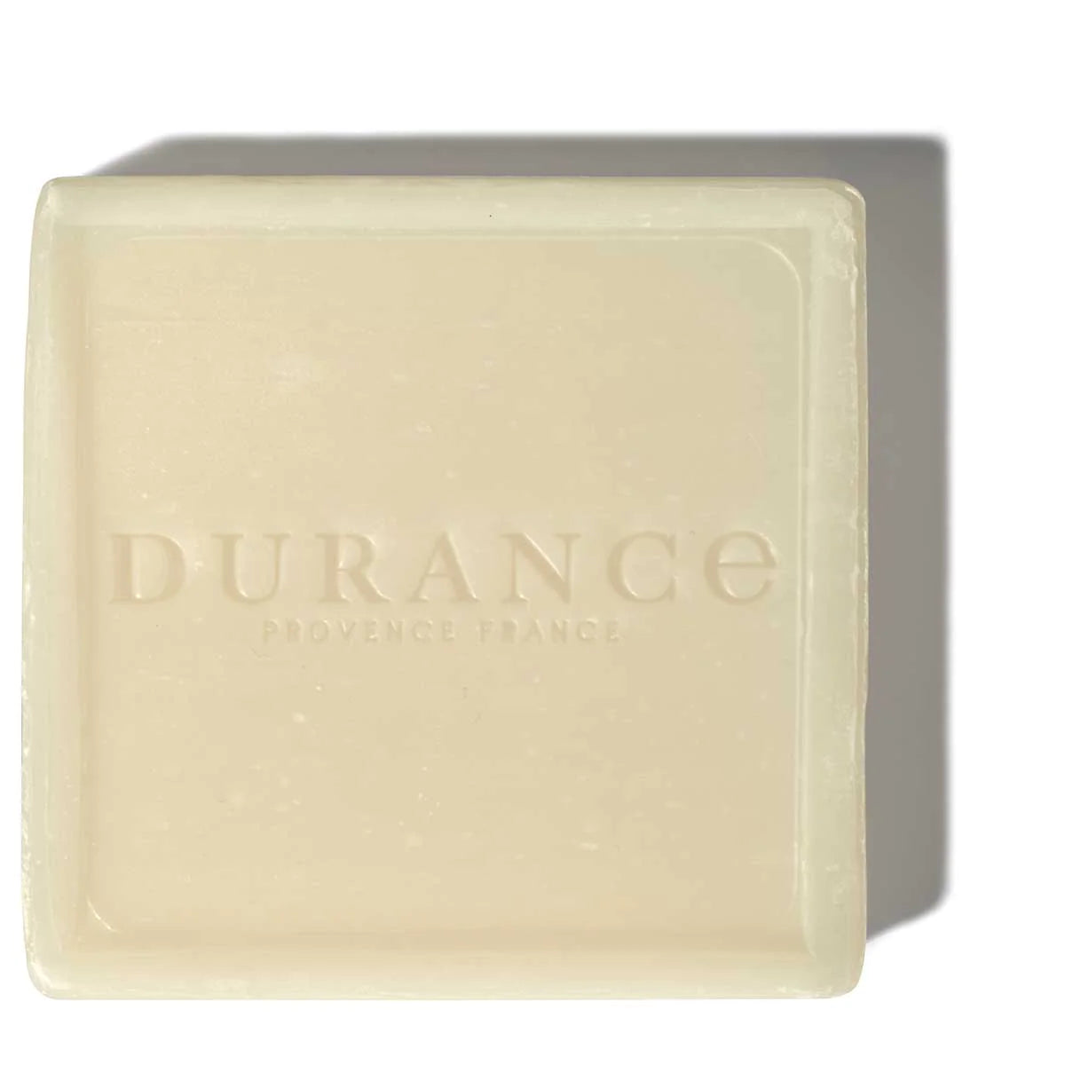 viereckige marseiller seife lavandin ginster. weisser hintergrund.