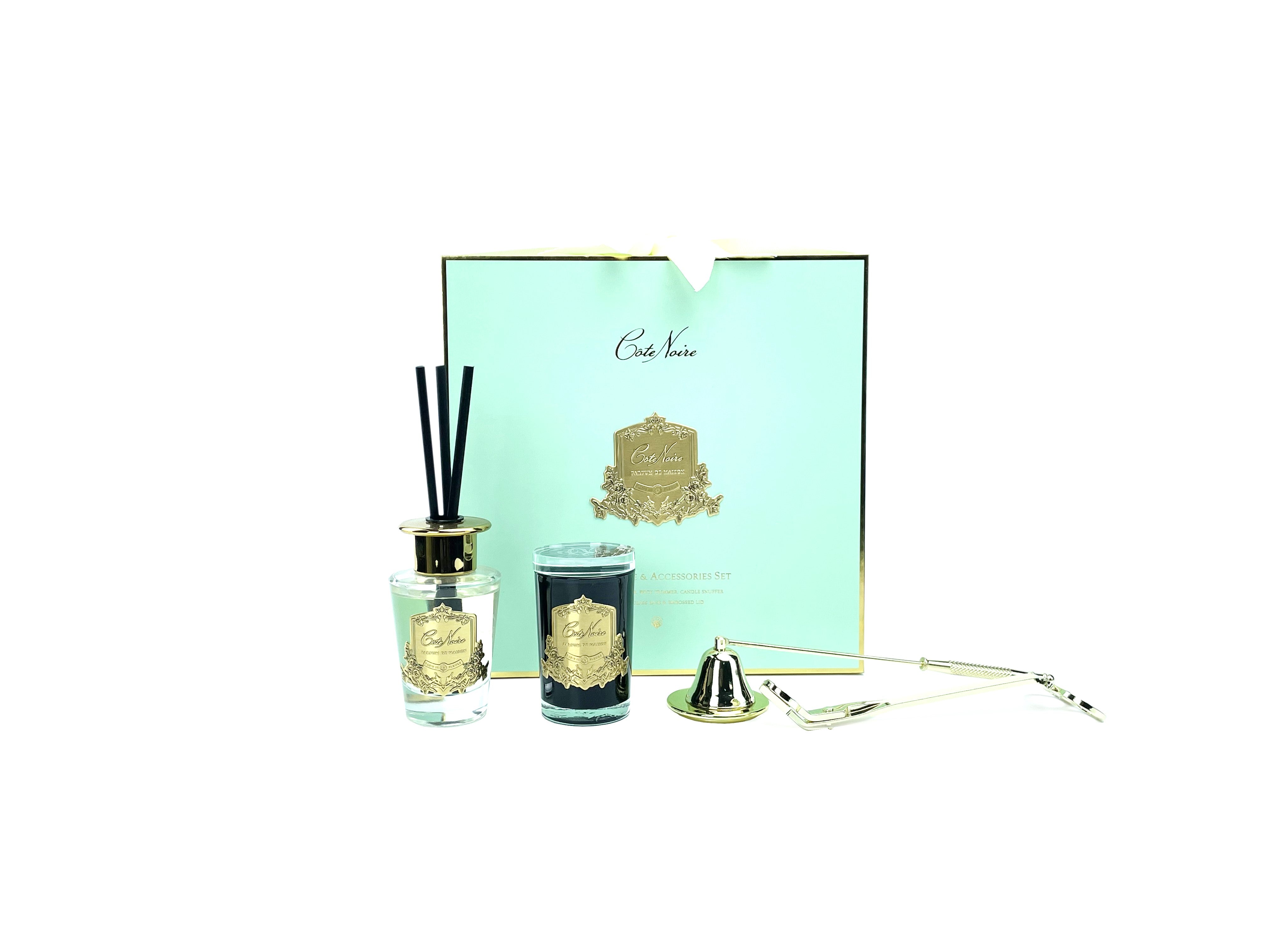 set aus jadegruen & gold geschenkbox mit schleife, raumduft mit schwarzen staebchen, duftkerze, sowie kerzenloescher und trimmer.