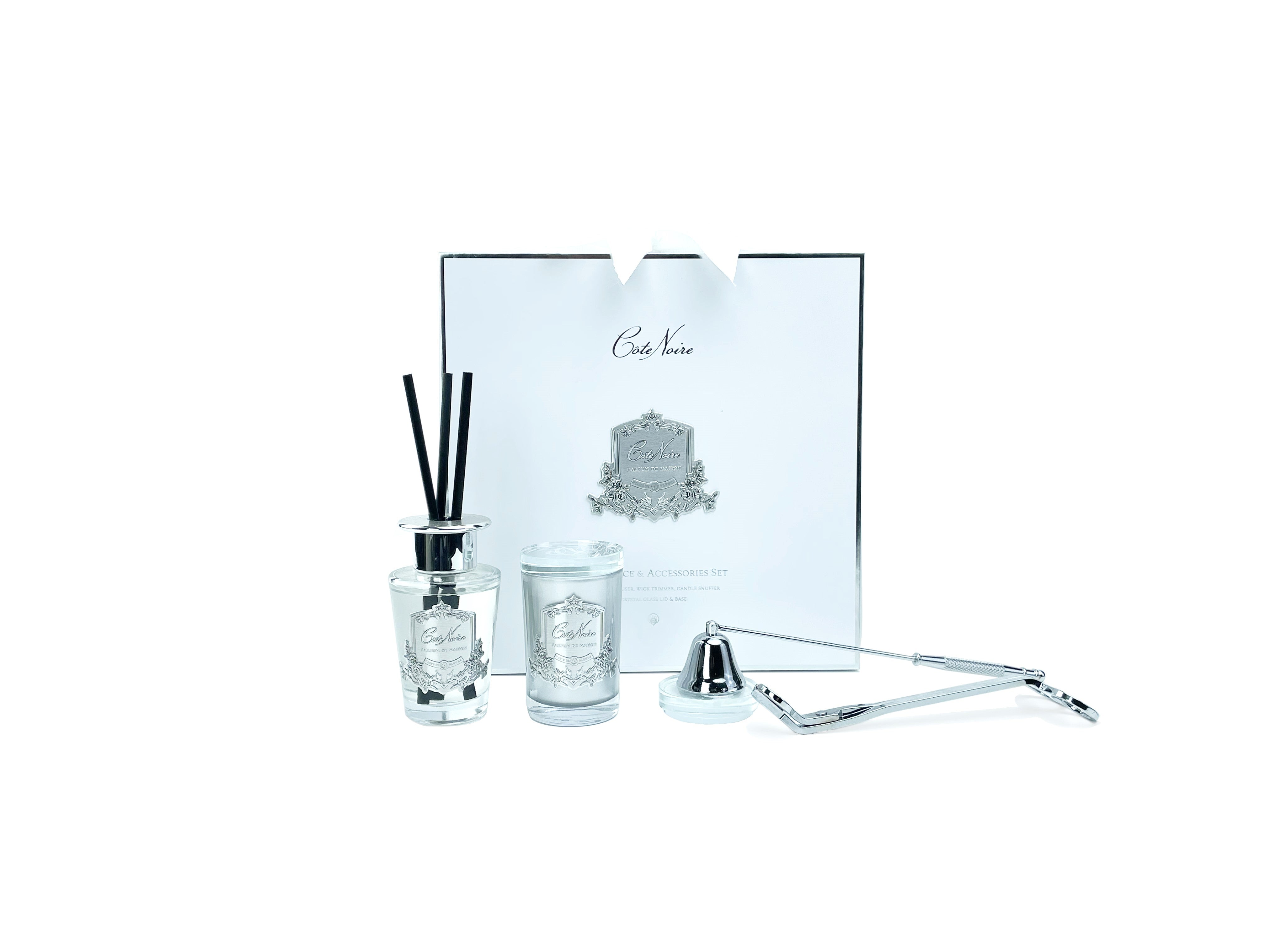 set aus weiss & silber geschenkbox mit schleife, raumduft mit schwarzen staebchen, duftkerze, sowie kerzenloescher und trimmer.