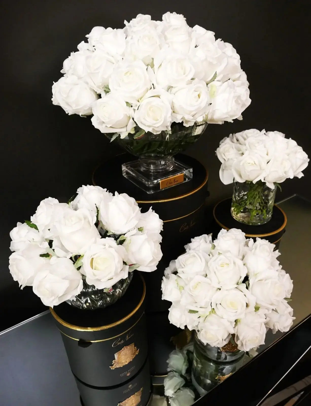Großes Bouquet weißer Duftrosen im Kristallglas – edle Dekoration für Hochzeiten, Wohnzimmer oder Empfangsbereich