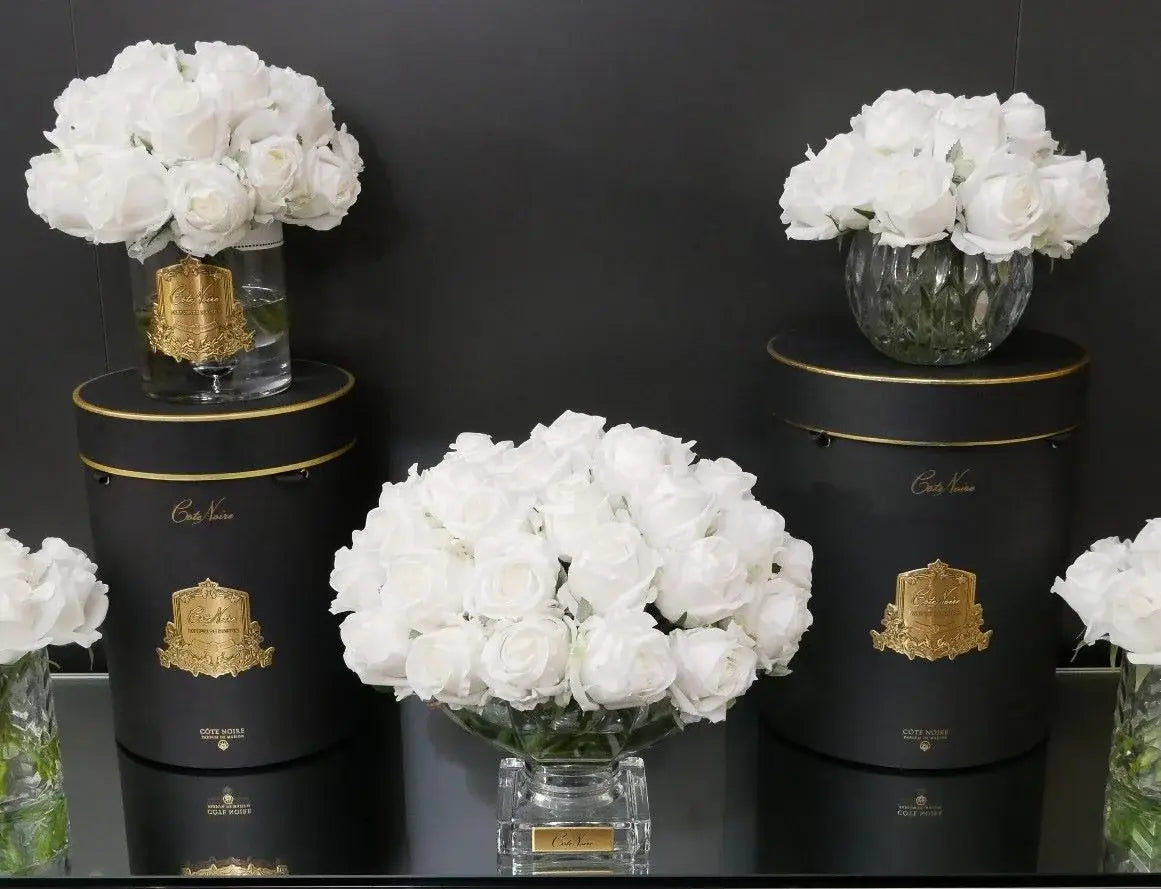 Elegante weiße Duftrosen in verschiedenen Glasvasen – stilvolle Duftblumen Deko für Wohnzimmer oder Eingang