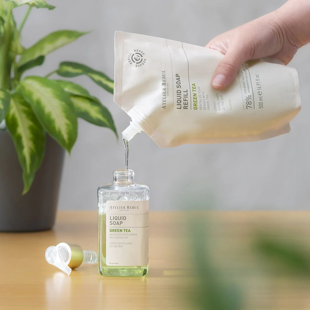 refill verpackung wird ueber die geoeffnete green tea flasche gehalten, die sich wieder mit fluessigseife fuellt.