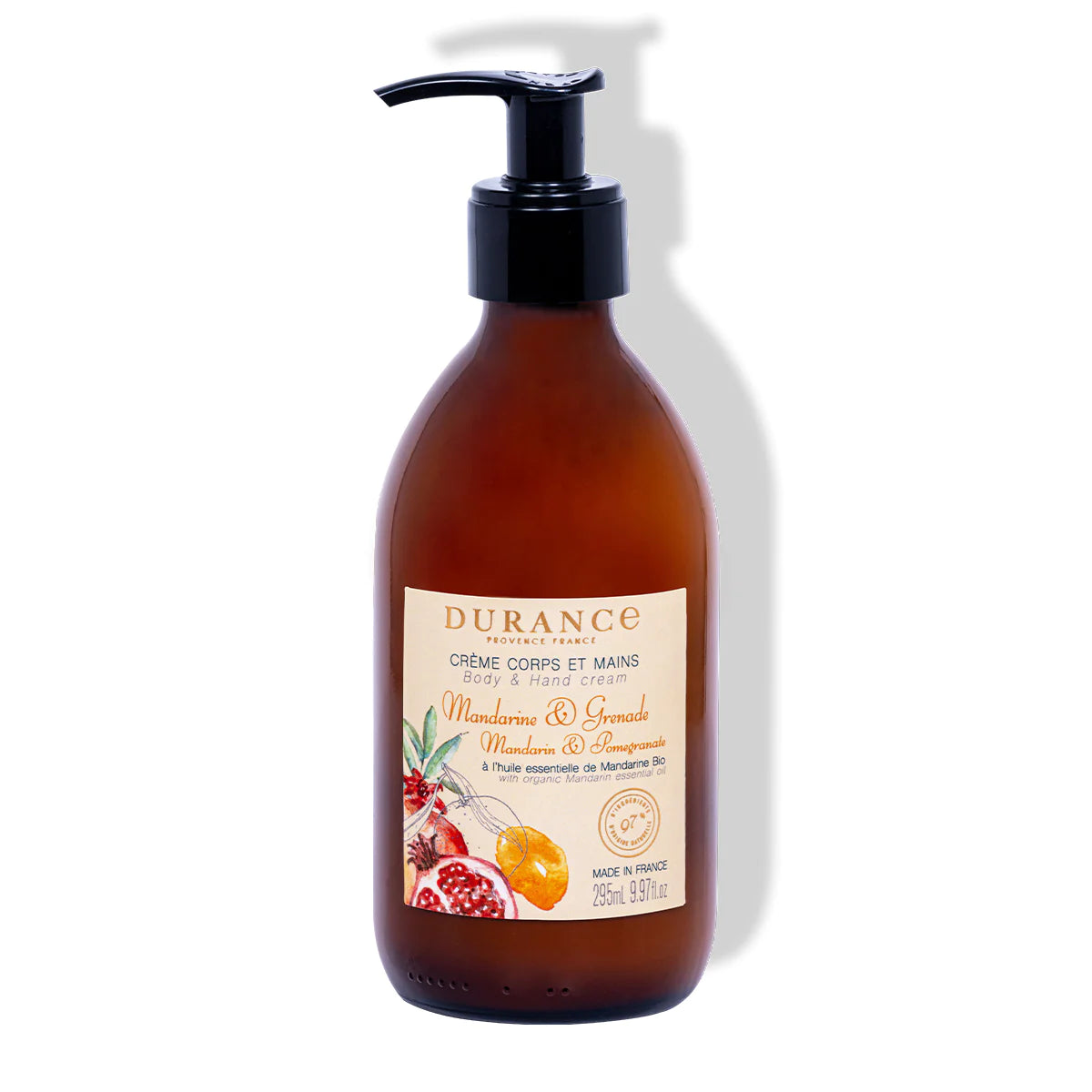 braune glasflasche der durance hand und koerpercreme mit schwarzem pumpdeckel. weisser hintergrund.
