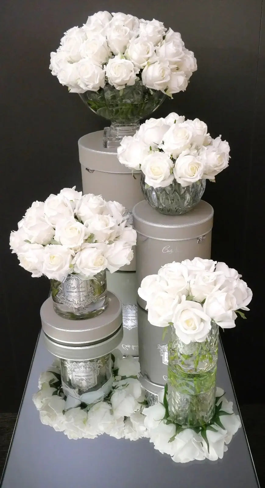 Runde und klassische Duftblumen in Weiß in edler Silber-Edition – dekoratives Highlight für Hochzeit, Schlafzimmer oder Empfangsbereich