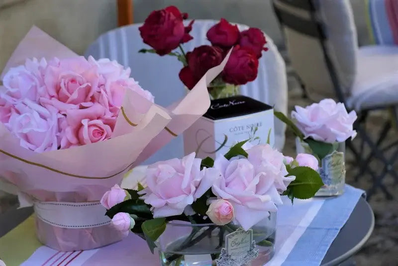 Ovale Duftblume in zartem Rosa mit Glasvase und dekorativer Geschenkbox