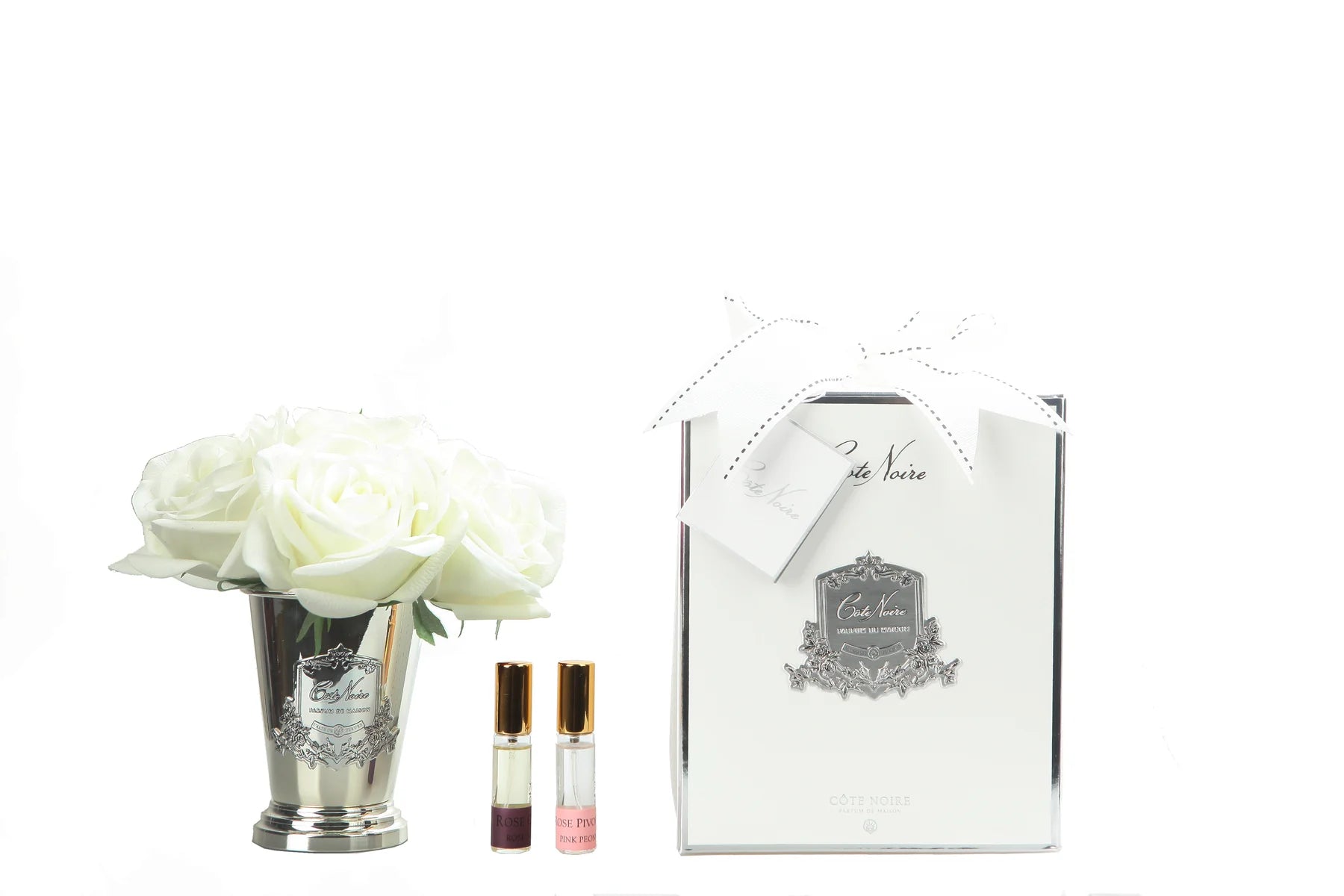 sieben weisse rosen in silbernem kelch mit inschrift. dazu zwei parfumsprays und weisse geschenkbox mit schleife.