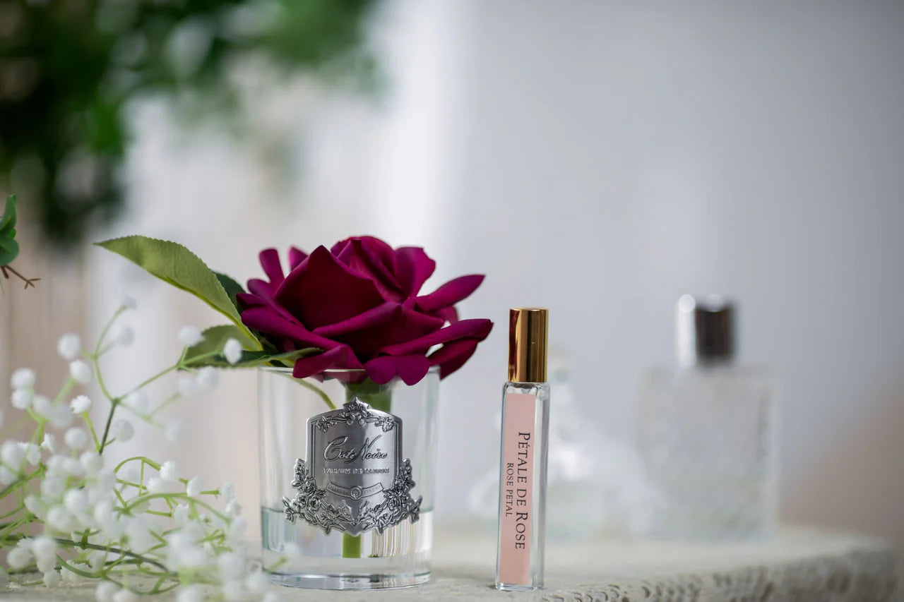 Dekorative Duftblume Carmine Red im Glas mit Parfum – perfekte künstliche Blume für Badezimmer oder als stilvolle Geschenkidee