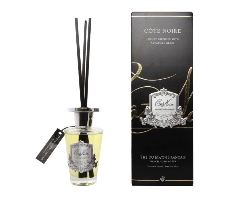 schwarze duftstaebchen im glas mit silbernem deckel und emblem. schwarze verpackung. french morning tea 150ml.