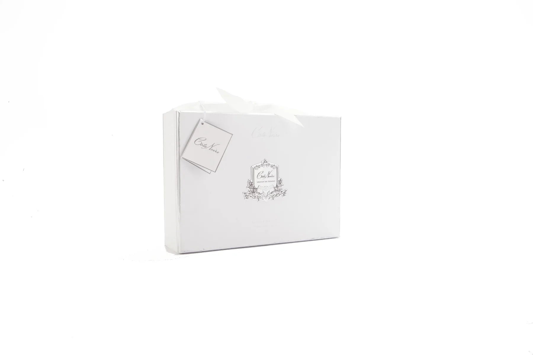 edle weiss-silberne geschenkverpackung mit silbernem emblem und weisser schleife. weisser hintergrund.