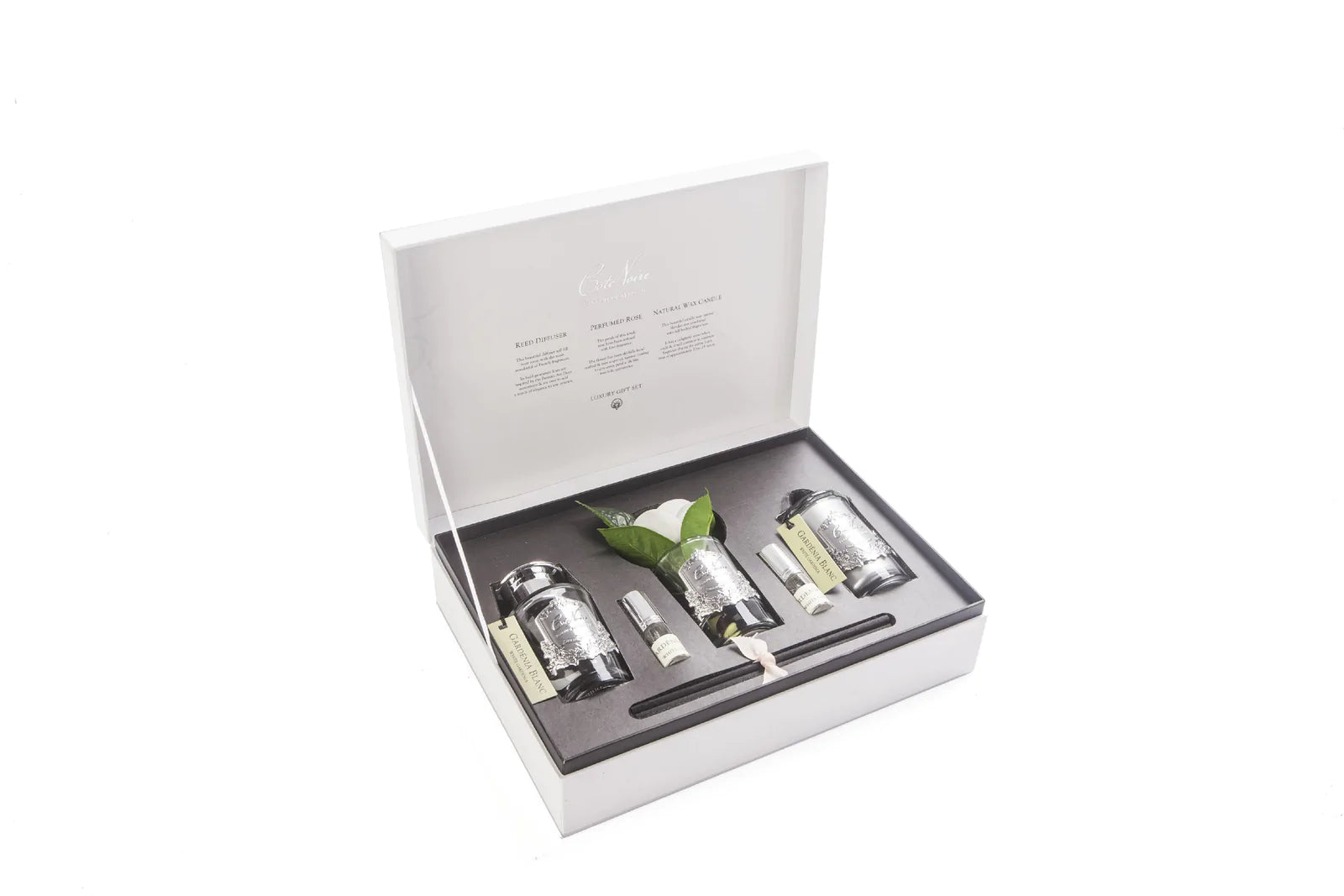 geoeffnete verpackung. darin liegend weisse duftrose, 2 duftsprays, raum diffuser und duftkerze.