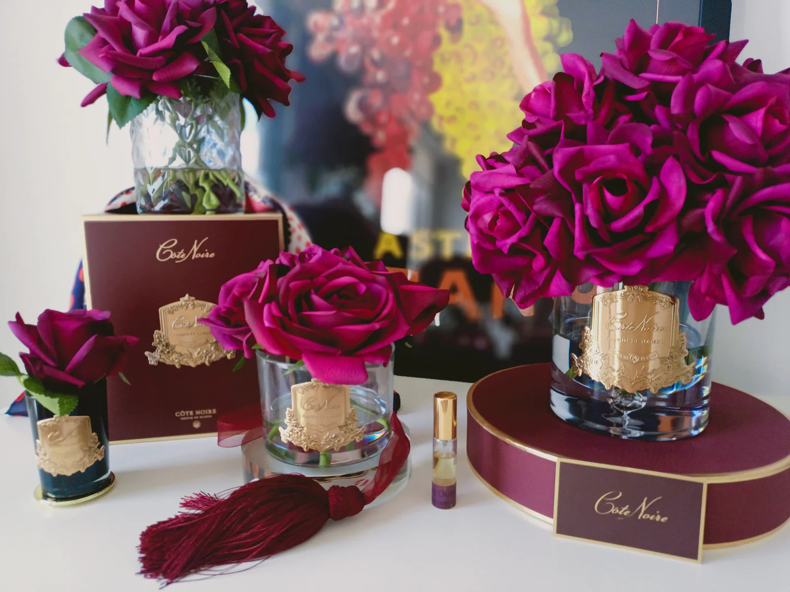 set aus unterschiedlichen cote noire karminroten duftblumen.