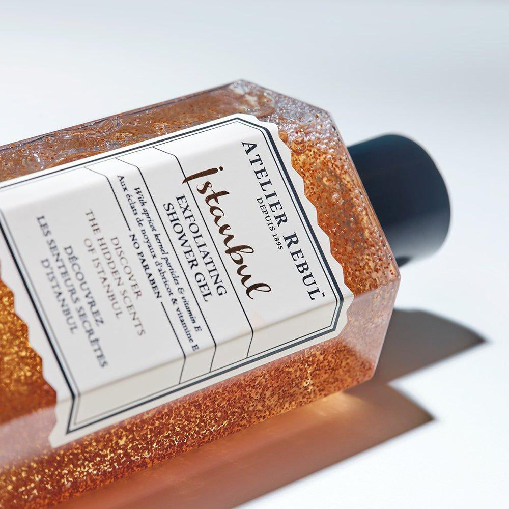 istanbul duschpeeling in 250ml durchsichtigen flasche mit aprikosenkernen vor weißem hintergrund