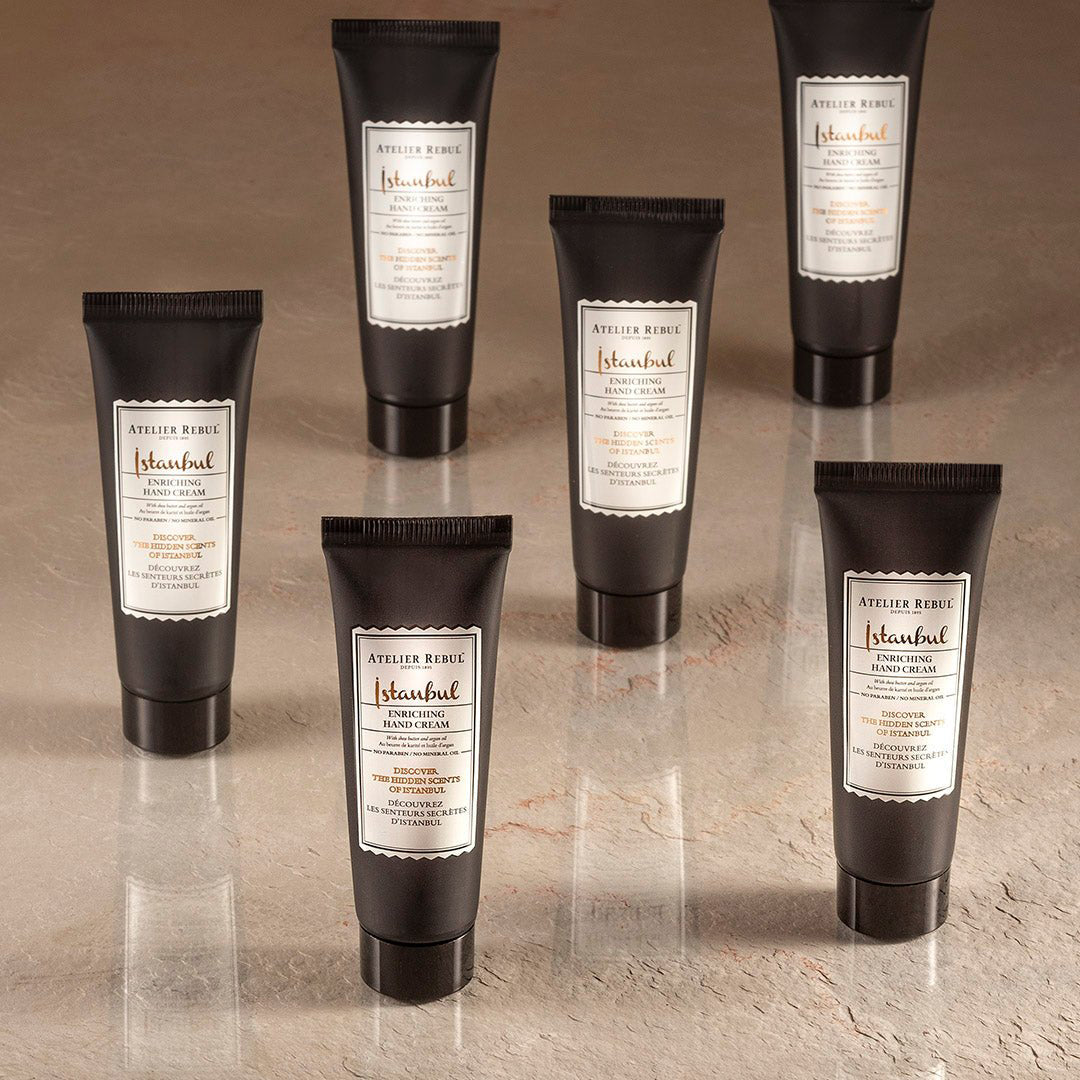 mehrere istanbul handcremes 30ml in schwarzer tube auf beigen marmor