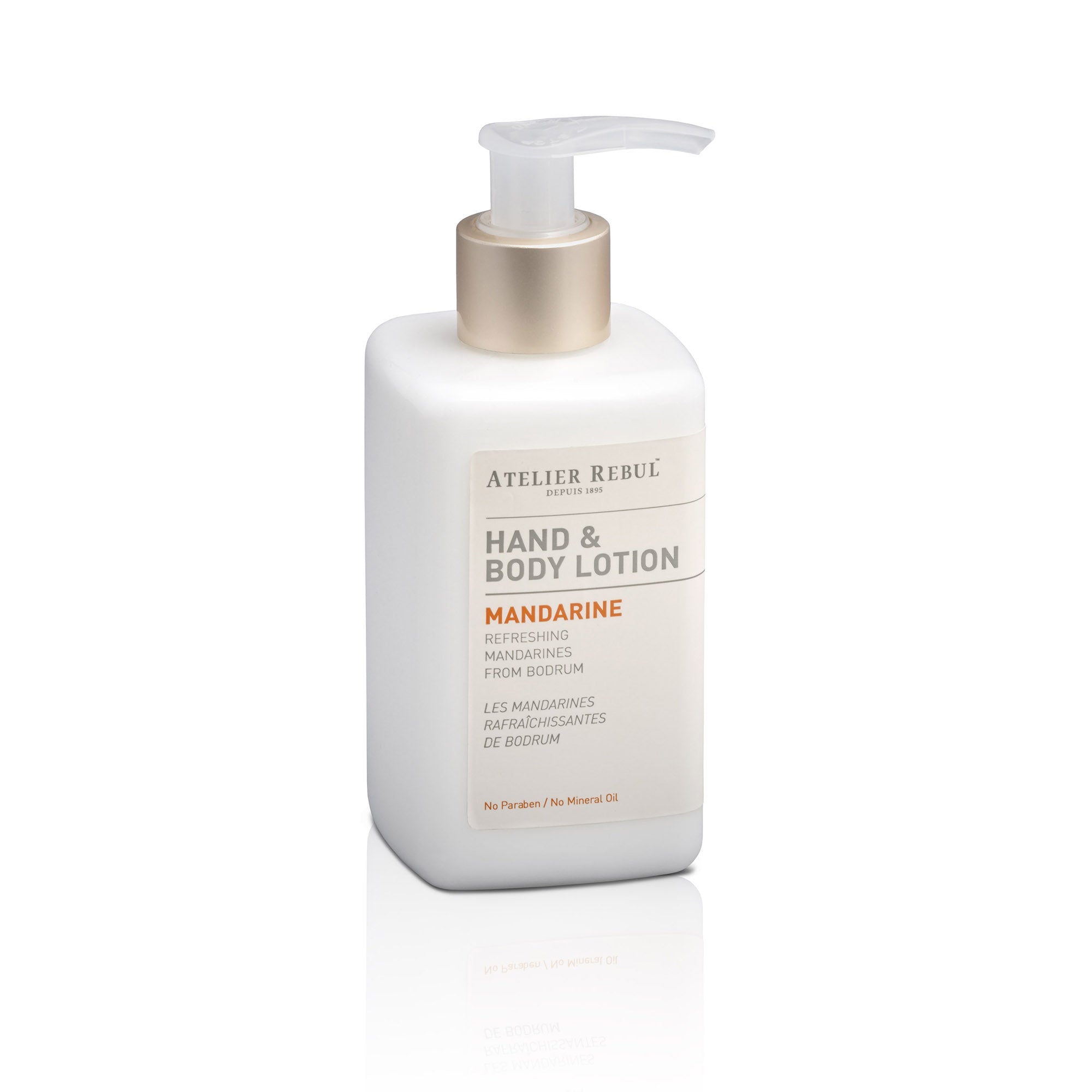 vor weissem hintergrund steht die durchsichtige quattratische pumpflasche von atelier rebul mandarine