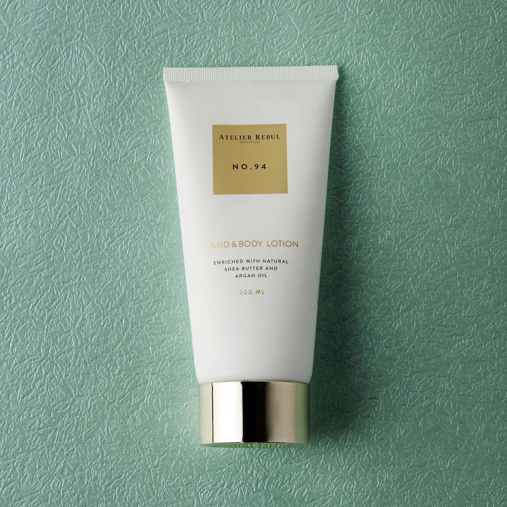 nr.94 koerperlotion weisse tube 200ml goldener aufdruck mit dunkler schrift und goldener kappe vor grünem hintergrund