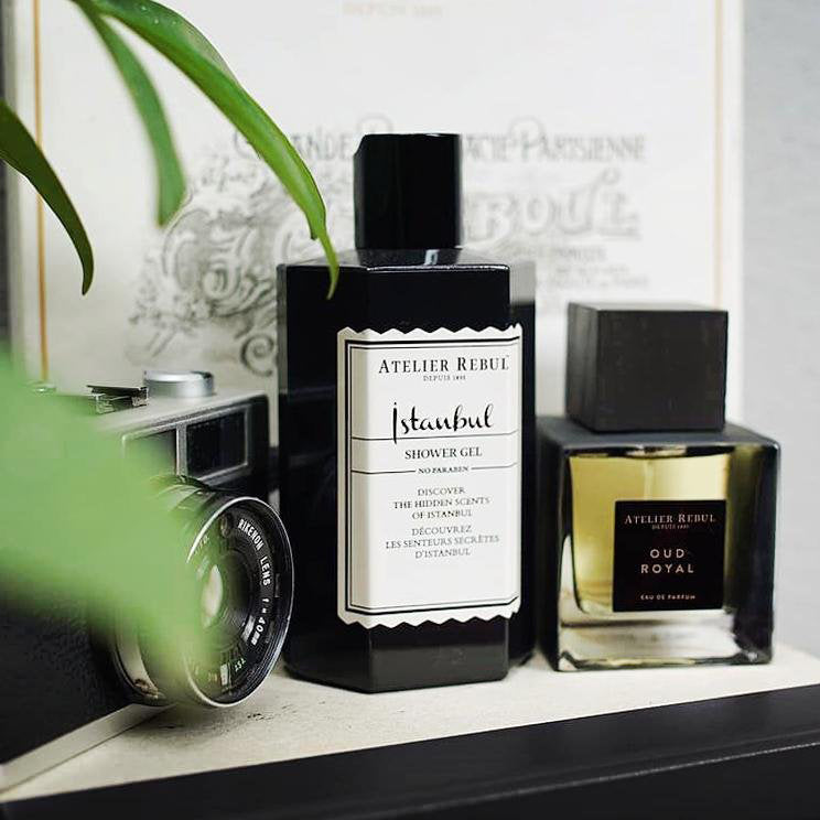 dekoratives regal mit 2 Atelier rebul produkten heller hintergrund seitlich fotoapparat
