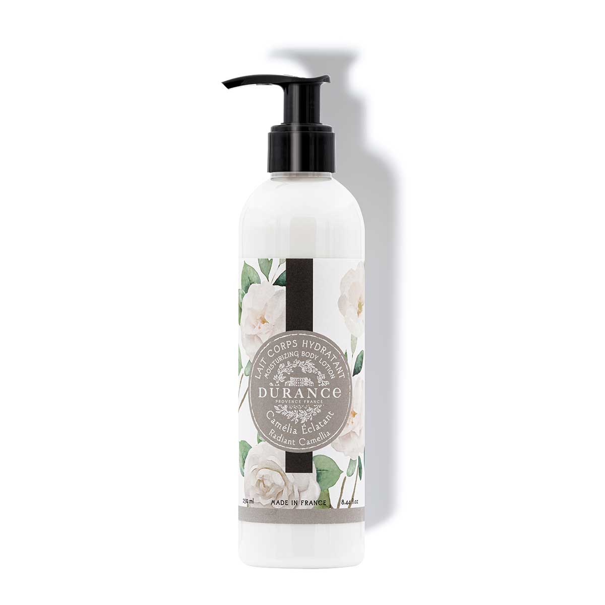250ml kamelie koerperlotion in einer kunststoffflasche mit pumpfunktion vor einer weissen wand