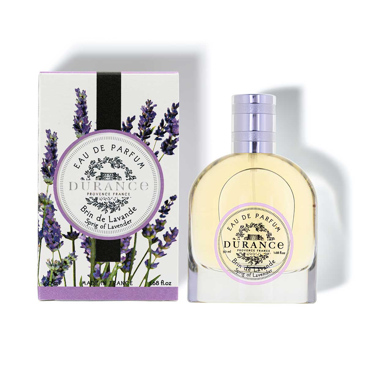 edp lavendel in einer halbrunden glasflasche zum spruehen mit einer verpackung im hintergrund weiss