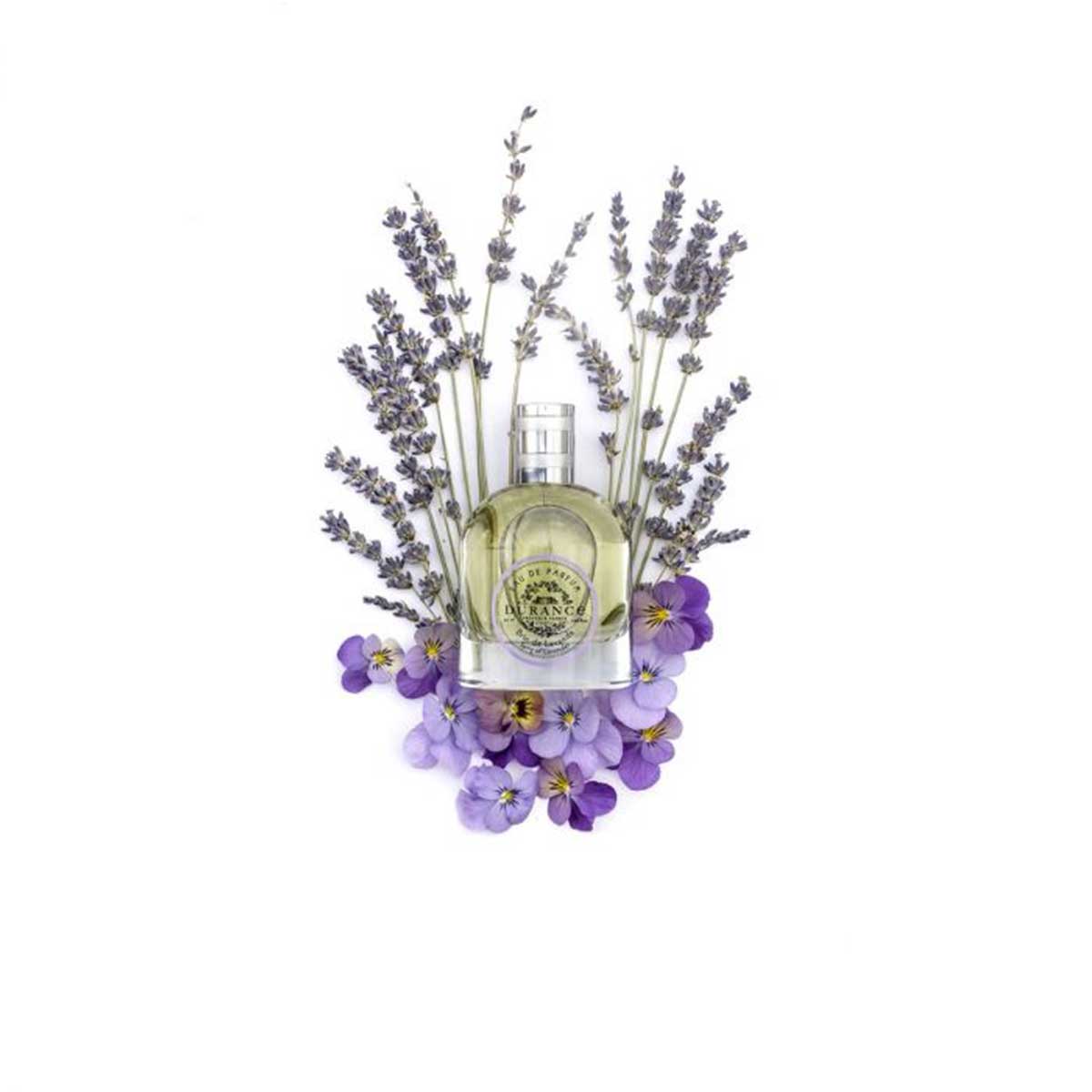 vor einem weissen hintergrund steht die edp flasche lanvendel umhuellt von Lanvendelblüten