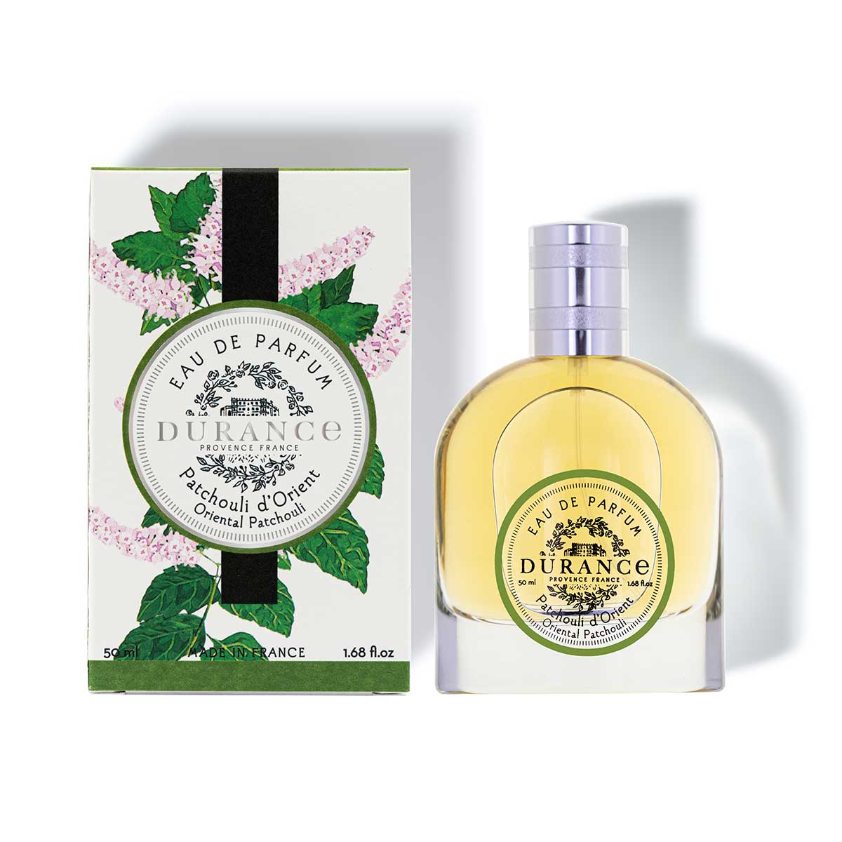 edp Patchouli, halbrunden glasflasche zum spruehen. steht mit einer verpackung im hintergrund weiss